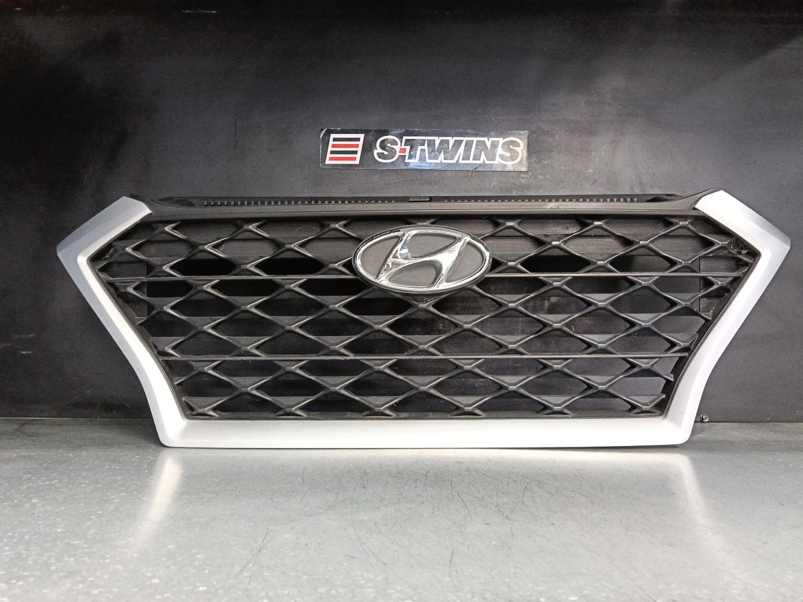 Used auto part listing image: 2020 HYUNDAI TUCSON GRILLE RADIATOR GRILLE, TL, NON CHROME TYPE, 06/18-01/21 0000380776