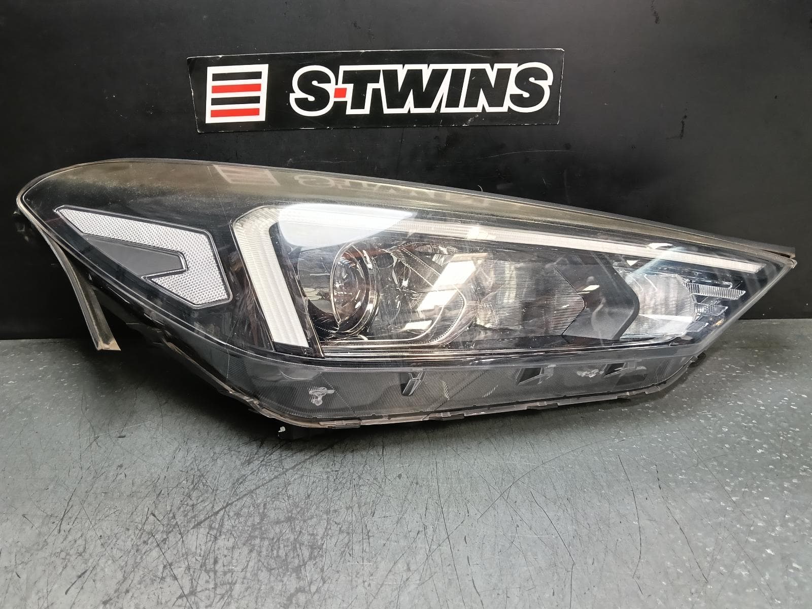 Used auto part listing image: 2020 HYUNDAI TUCSON RIGHT HEADLAMP TL, GO/ACTIVE X/ELITE, LED, PROJECTOR TYPE, 06/18-01/21 0000380735