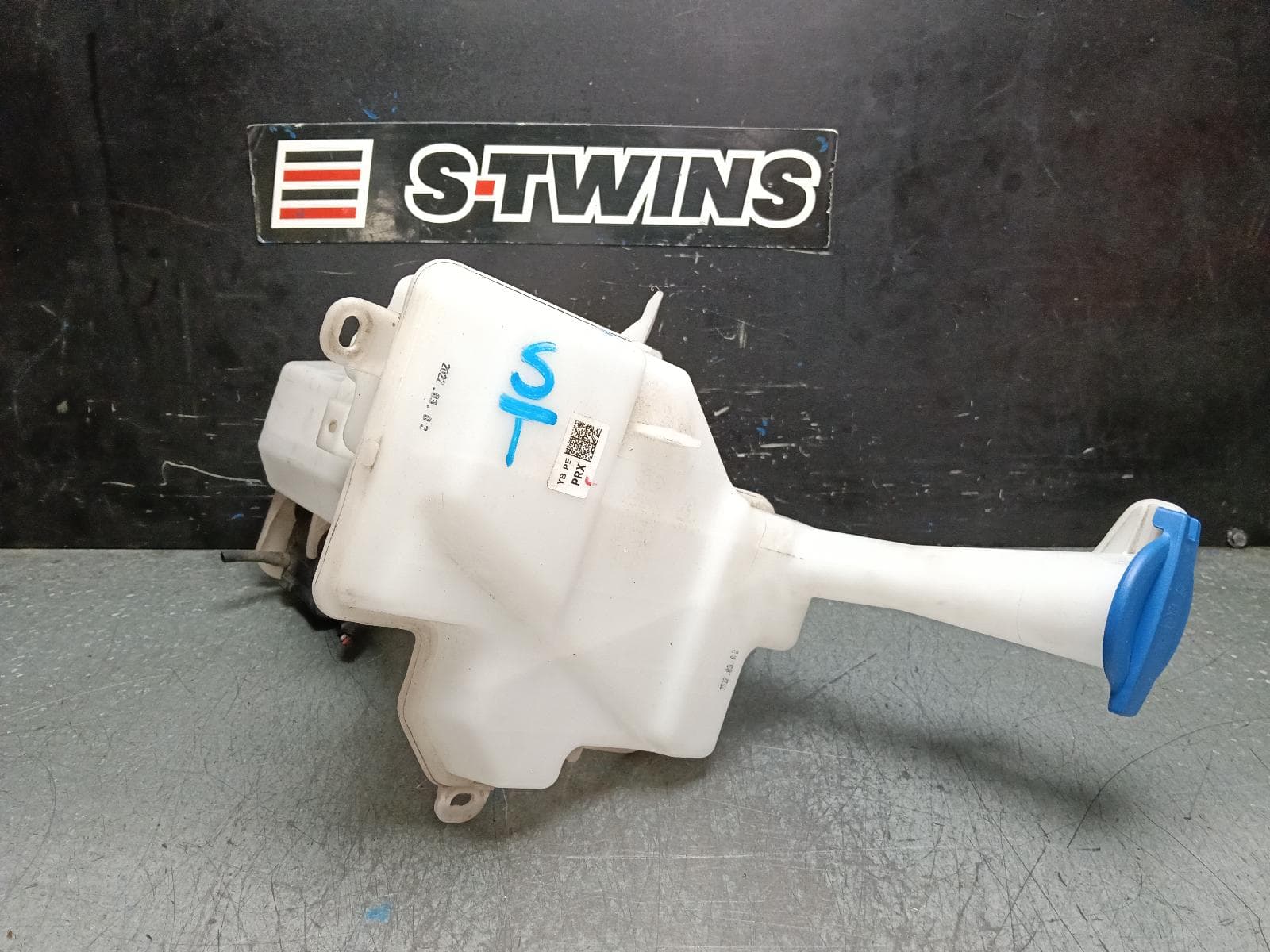 Used auto part listing image: 2022 KIA STONIC WASHER BOTTLE YB, 08/20- 0000403672