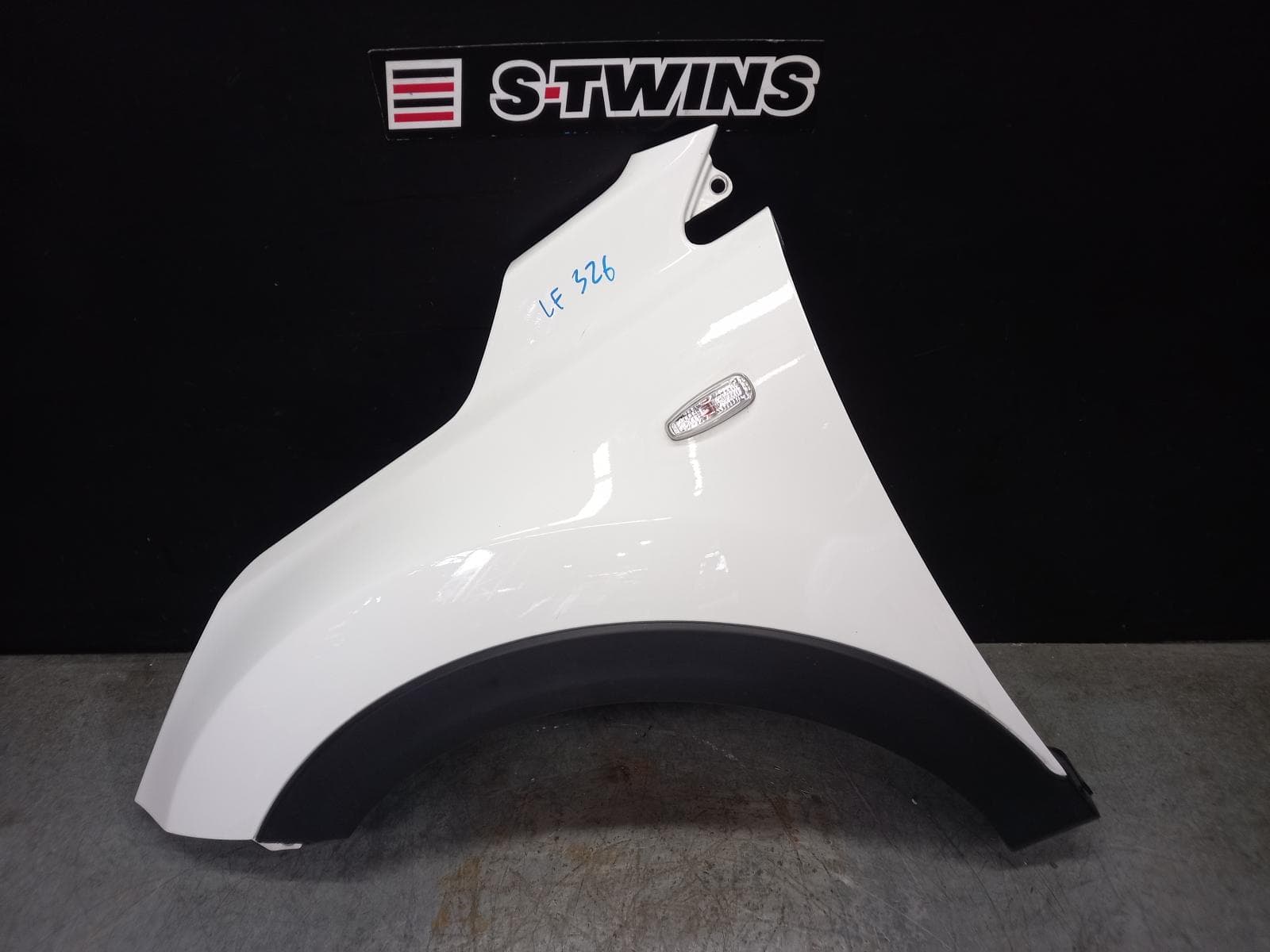Used auto part listing image: 2022 KIA STONIC LEFT GUARD W/ FLASHER TYPE, YB, 08/20- 0000403680