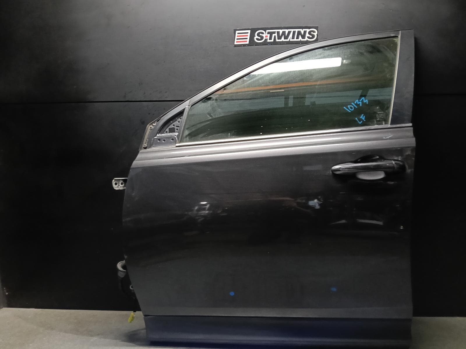Used auto part listing image: 2015 TOYOTA RAV4 LEFT FRONT DOOR XA40, 12/12-12/18 0000395311