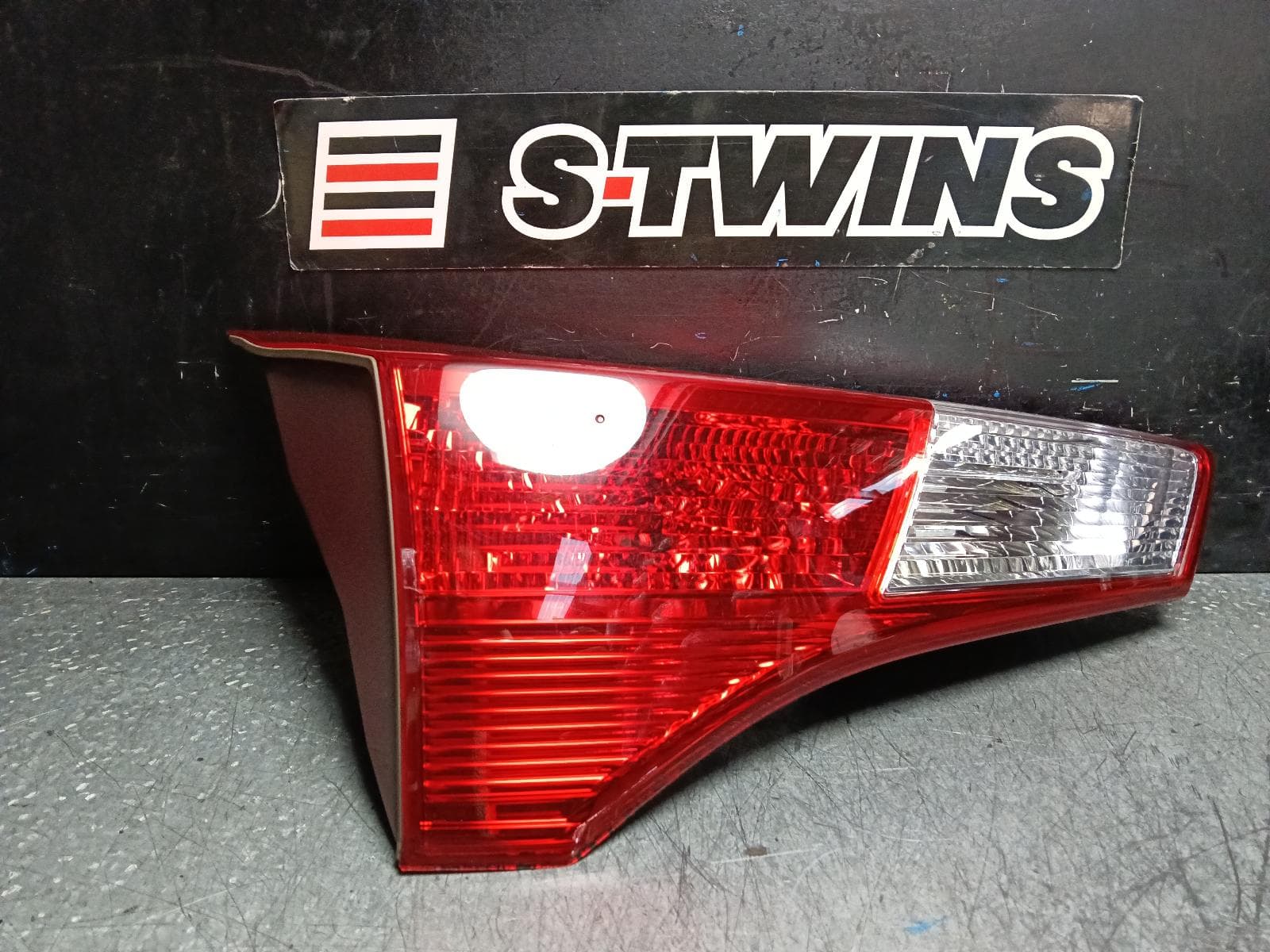 Used auto part listing image: 2015 TOYOTA RAV4 REAR GARNISH TAILGATE LAMP (LH SIDE), XA40, 12/12-09/15 0000395324
