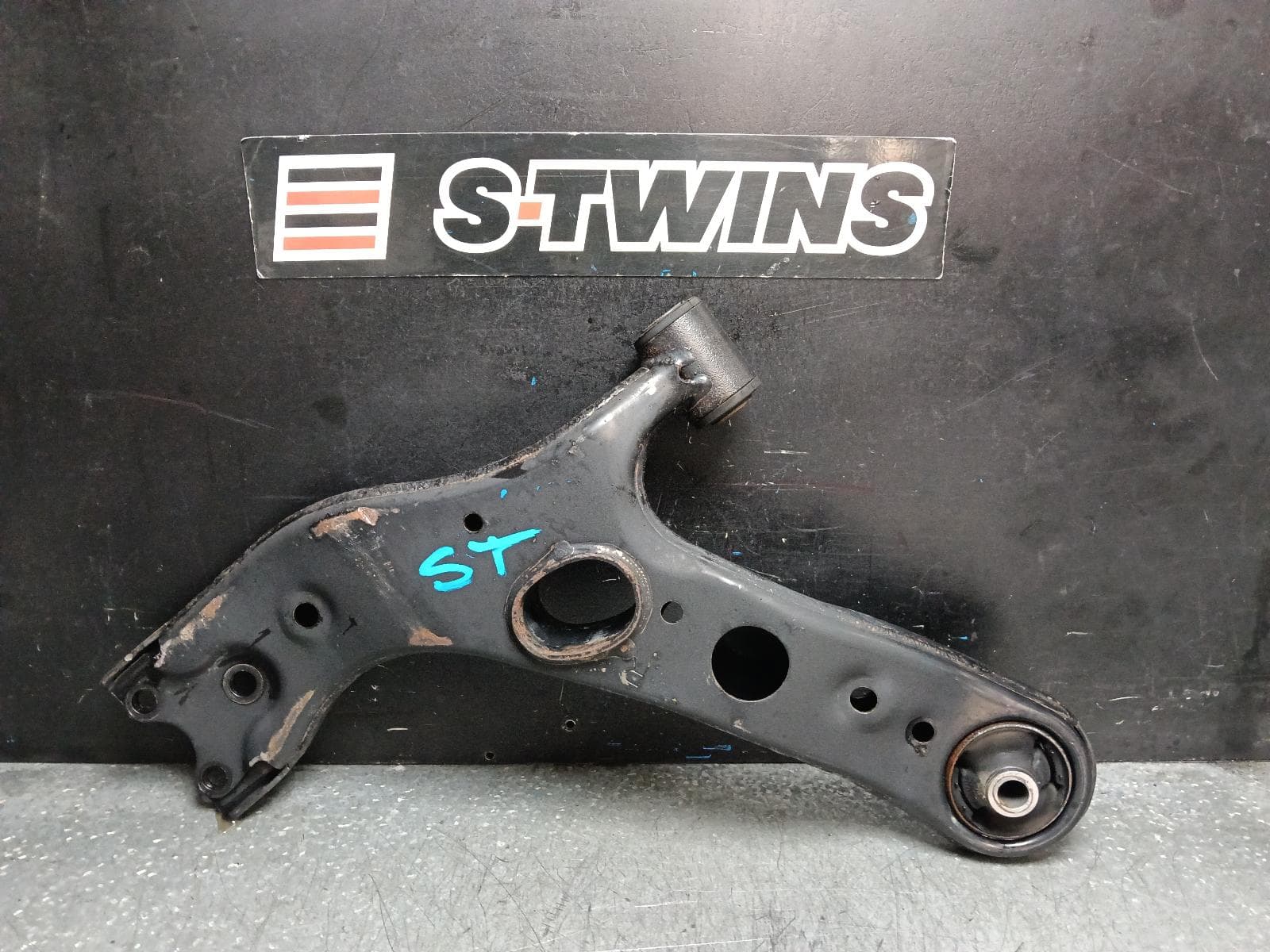 Used auto part listing image: 2015 TOYOTA RAV4 RIGHT FRONT LOWER CONTROL ARM XA40, 12/12-12/18 0000393863