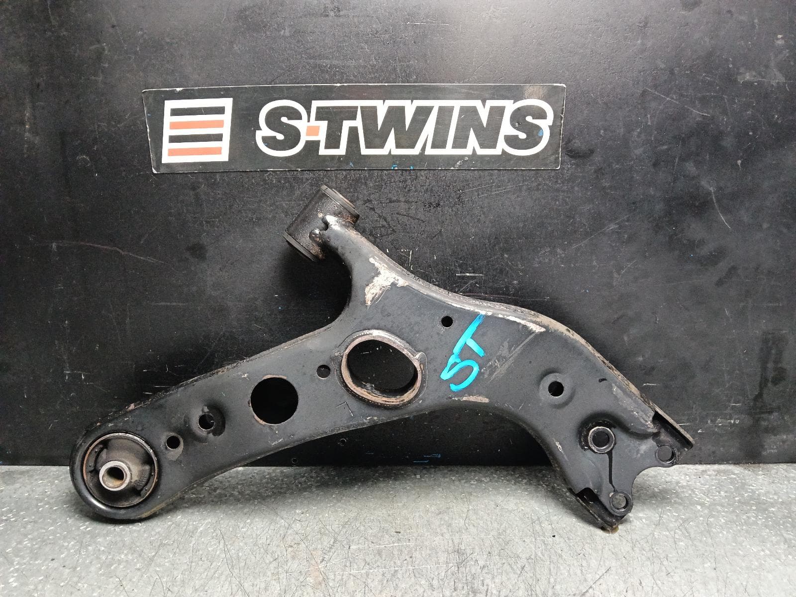 Used auto part listing image: 2015 TOYOTA RAV4 LEFT FRONT LOWER CONTROL ARM XA40, 12/12-12/18 0000393864