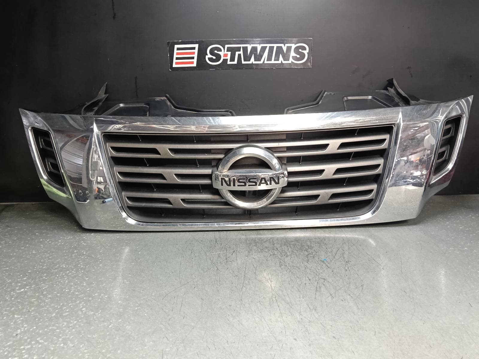 Used auto part listing image: 2018 NISSAN NAVARA GRILLE NP300, RADIATOR GRILLE, SINGLE/KING/DUAL CAB, DIESEL, CHROME TYPE, 04/15-11/20 0000381410
