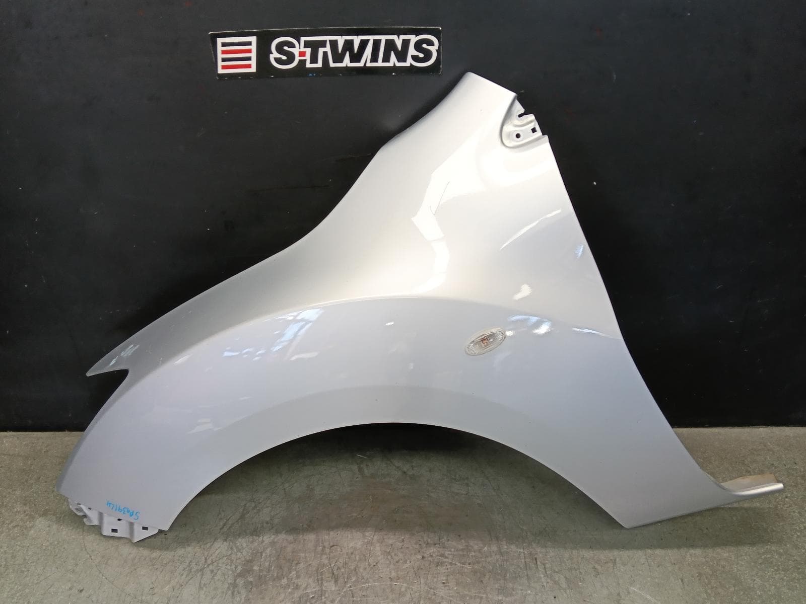 Used auto part listing image: 2013 MAZDA BT50 LEFT GUARD UP-UR, W/ INDICATOR TYPE, 10/11-06/20 0000399463