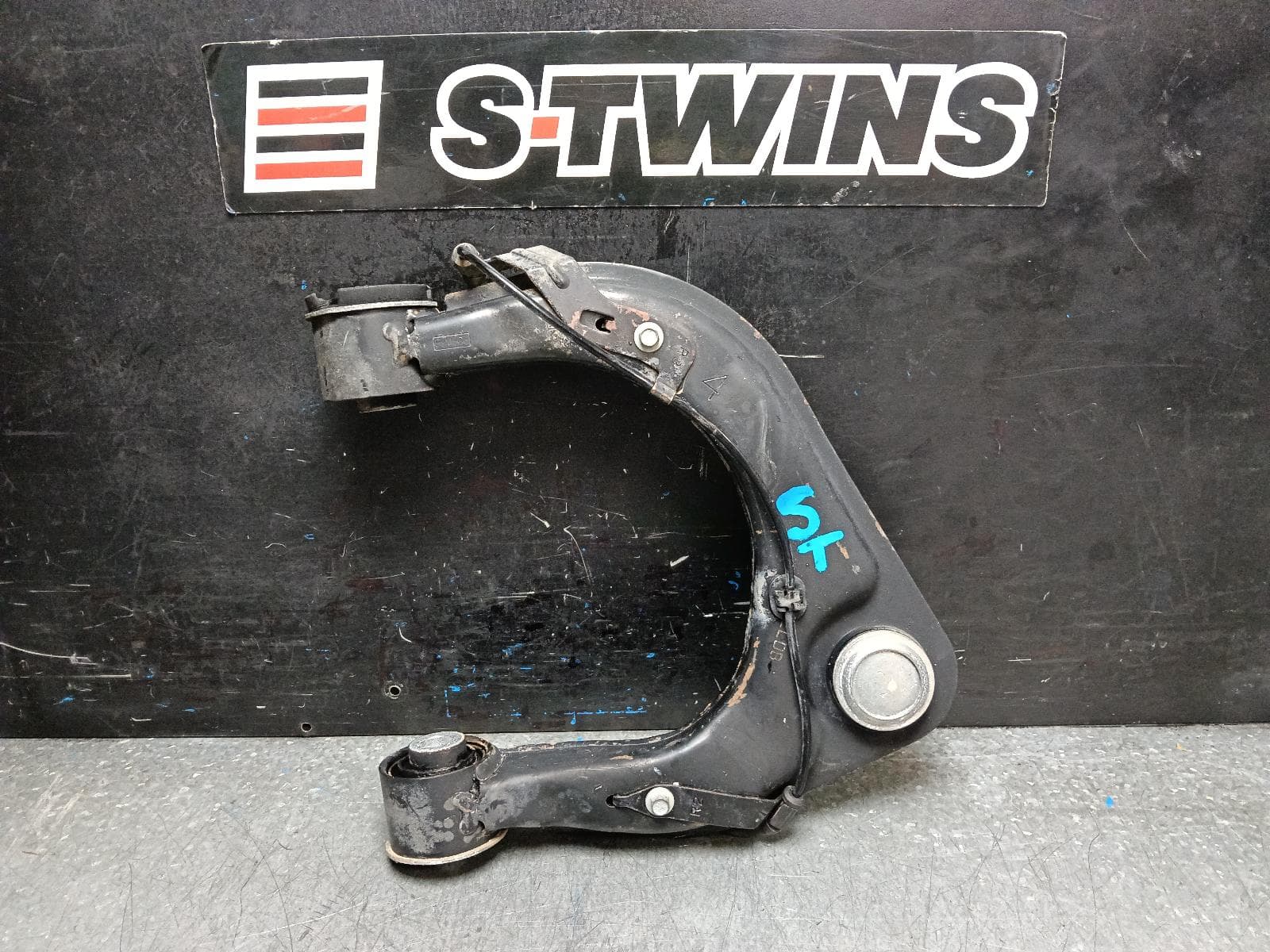 Used auto part listing image: 2013 MAZDA BT50 RIGHT FRONT UPPER CONTROL ARM UP-UR, 2WD, HIGH RIDE/4WD TYPE, 10/11-06/20 0000399474