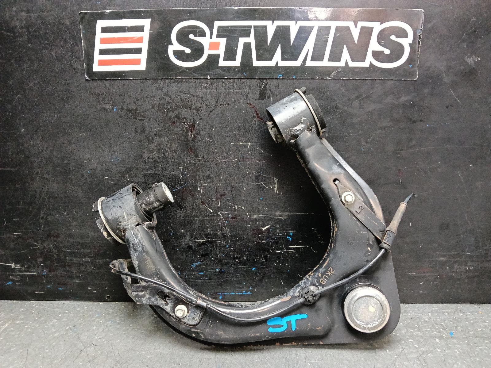 Used auto part listing image: 2013 MAZDA BT50 LEFT FRONT UPPER CONTROL ARM UP-UR, 2WD HIGH RIDE/4WD TYPE, 10/11-06/20 0000399476