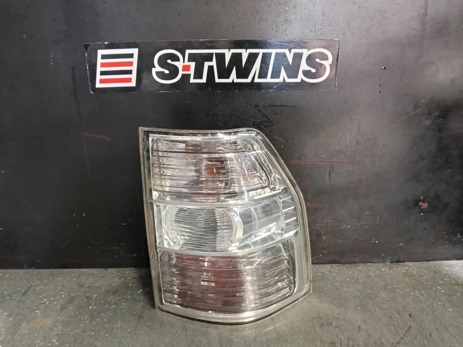 Used auto part listing image: 2007 MITSUBISHI PAJERO RIGHT TAILLIGHT NS-NX, 5DR WAGON, IN BODY, 08/06-04/21 0000387972