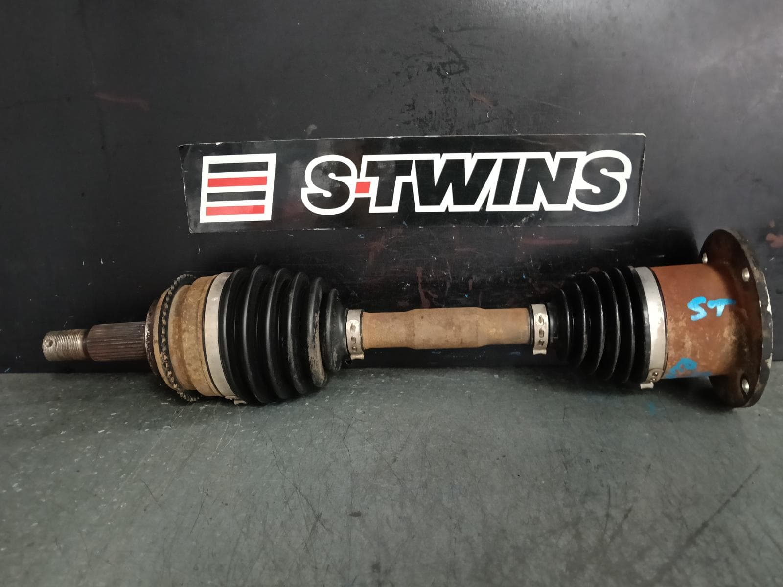 Used auto part listing image: 2007 MITSUBISHI PAJERO RIGHT DRIVESHAFT FRONT, ABS TYPE, NS-NX, 08/06-04/21 0000387980