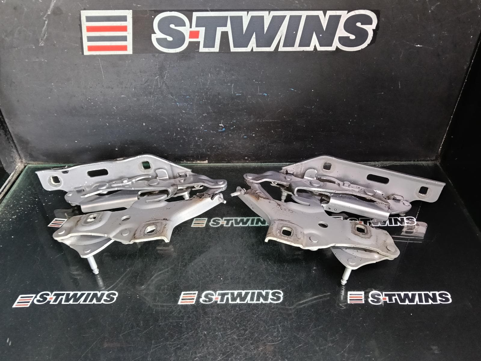 Used auto part listing image: 2017 AUDI A4 BONNET HINGE STRUT B9 8W, HINGES (PAIR), 10/15- 0000379767