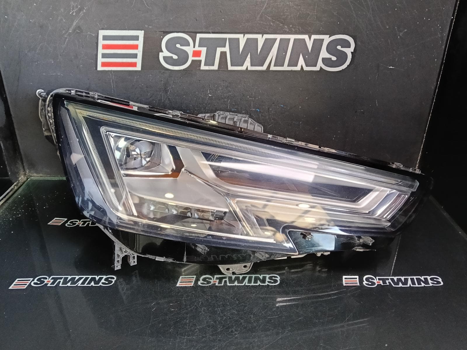 Used auto part listing image: 2017 AUDI A4 RIGHT HEADLAMP B9 8W, W/ LED, ADAPTATIVE TYPE, 10/15-11/20 0000379554
