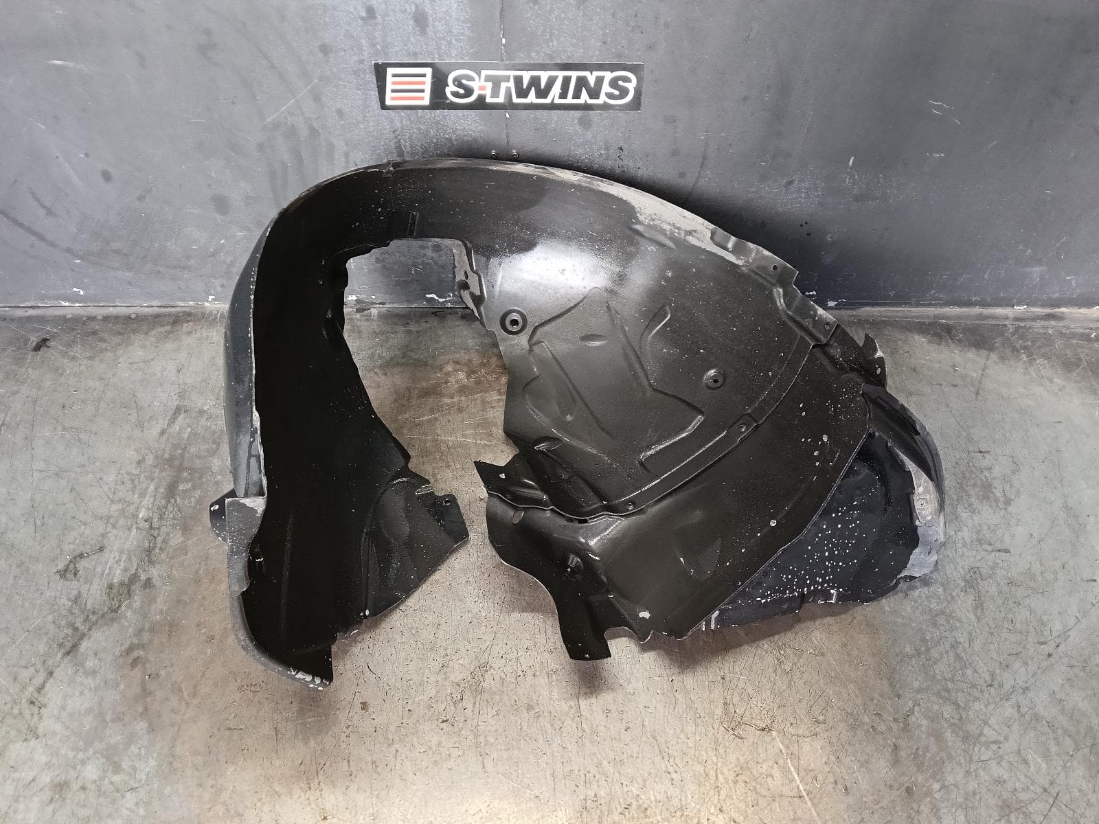 Used auto part listing image: 2017 AUDI A4 RIGHT GUARD LINER B9 8W, PETROL TYPE, 10/15- 0000379677