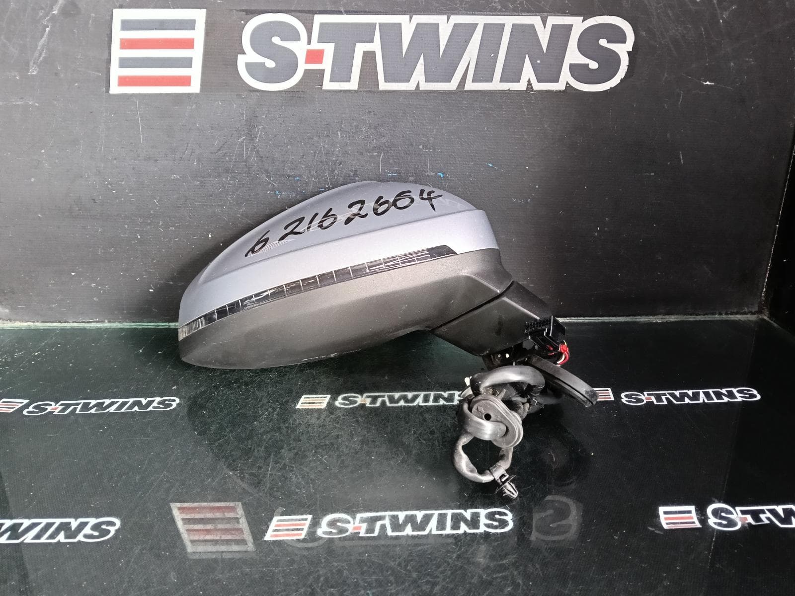 Used auto part listing image: 2017 AUDI A4 RIGHT DOOR MIRROR B9 8W, MANUAL FOLDING, NON CAMERA & NON MEMORY TYPE, COLOUR CODED, 10/15- 0000379770