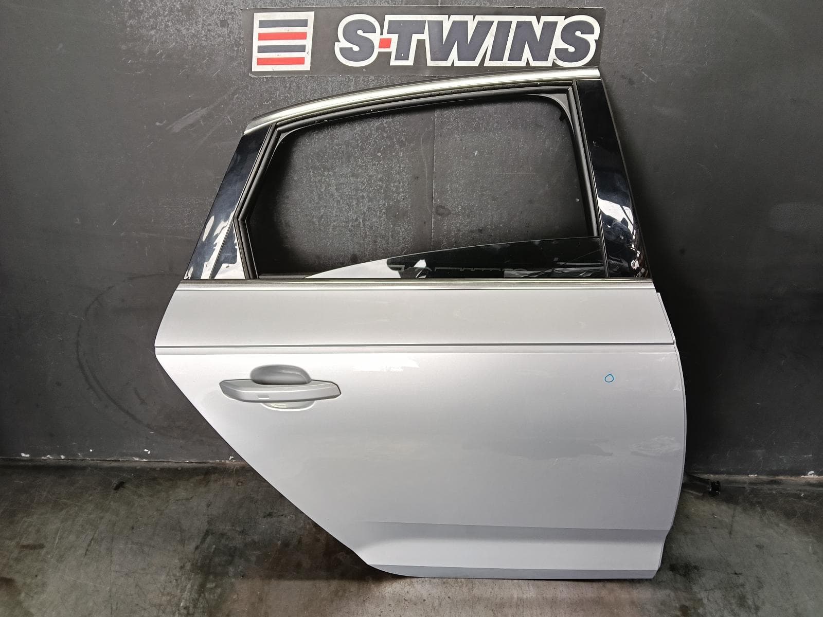 Used auto part listing image: 2017 AUDI A4 RIGHT REAR DOOR SLIDING B9 8W, A4/S4, SEDAN, 10/15-11/20 0000379578