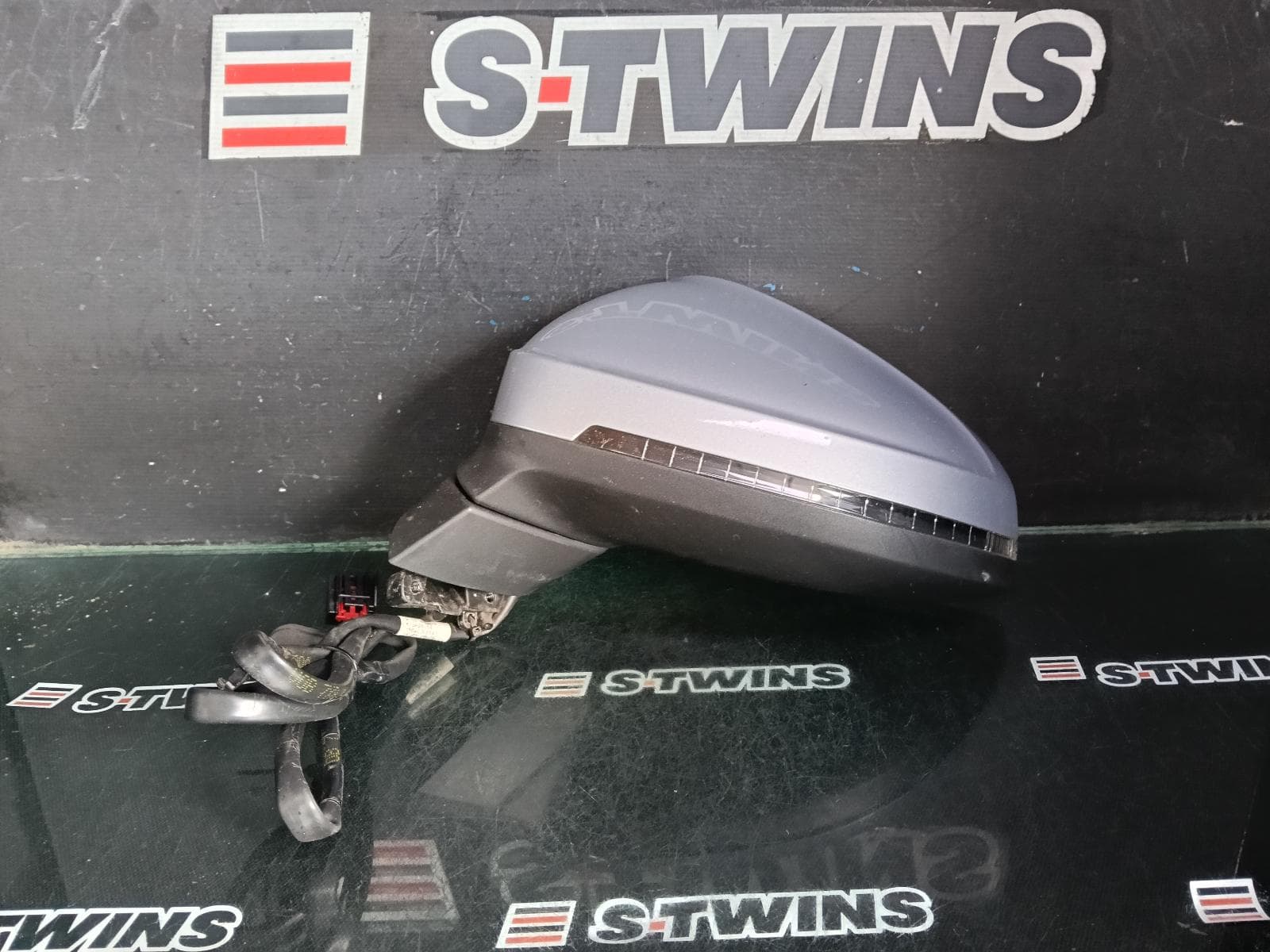 Used auto part listing image: 2017 AUDI A4 LEFT DOOR MIRROR B9 8W, MANUAL FOLDING, NON CAMERA & NON MEMORY TYPE, COLOUR CODED, 10/15- 0000379771