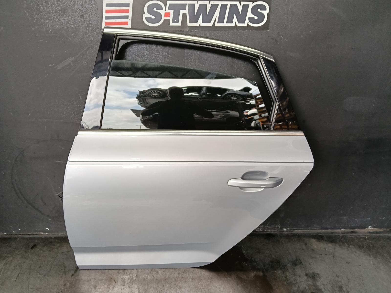 Used auto part listing image: 2017 AUDI A4 LEFT REAR DOOR SLIDING B9 8W, A4/S4, SEDAN, 10/15-11/20 0000379577