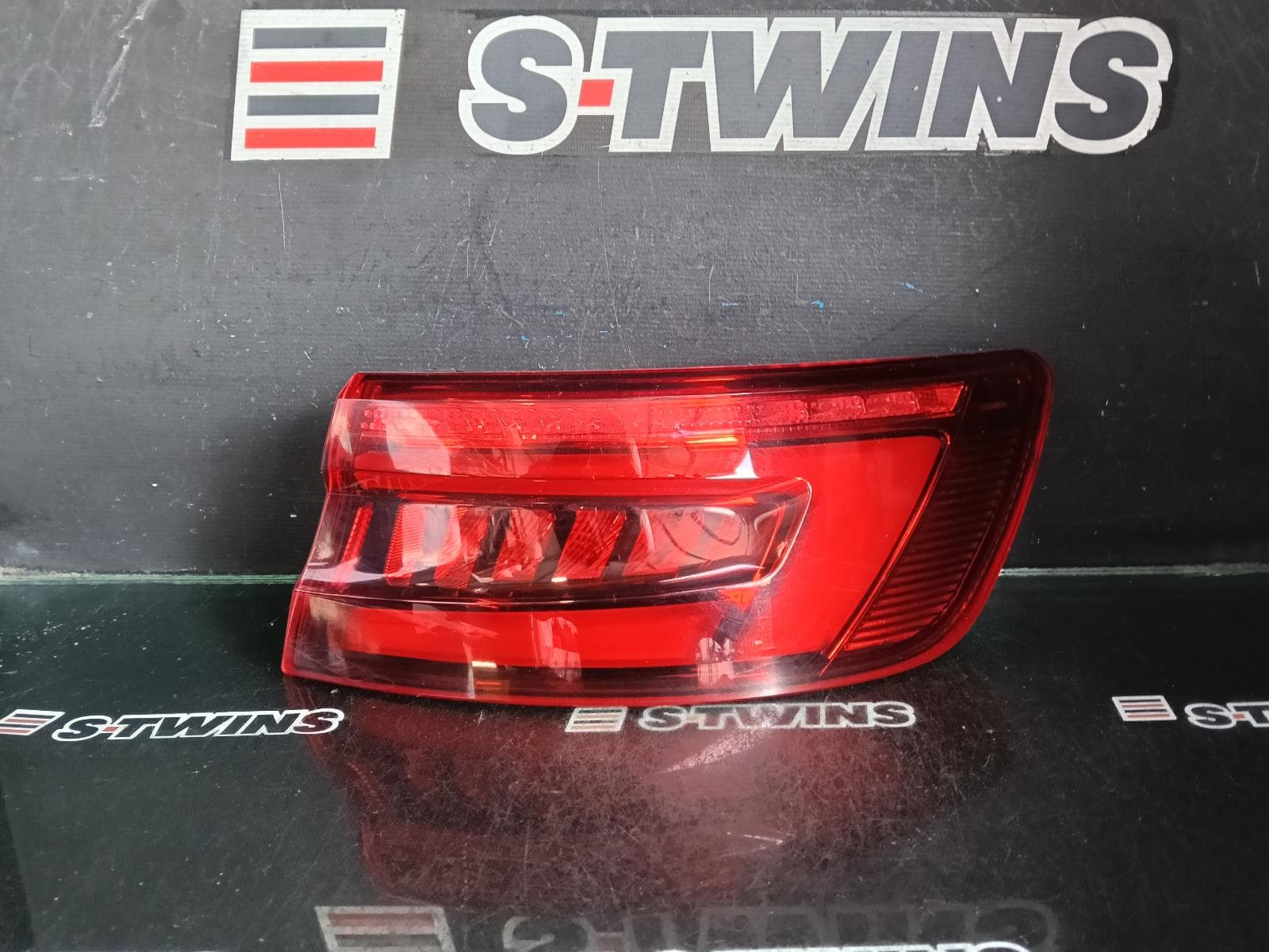 Used auto part listing image: 2017 AUDI A4 RIGHT TAILLIGHT B9 8W, SEDAN, IN BODY, W/ LED TYPE, 10/15-11/20 0000379773