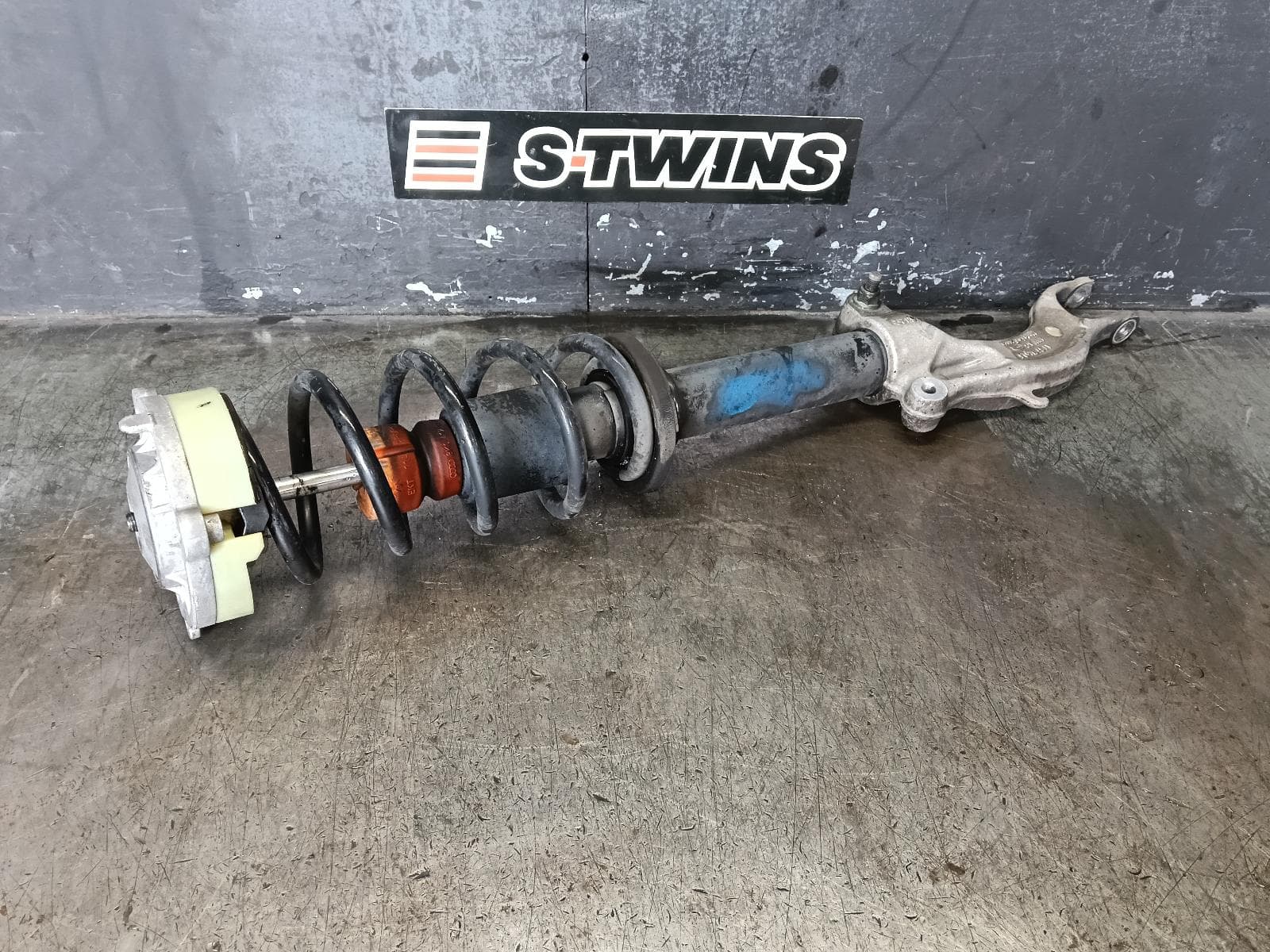Used auto part listing image: 2017 AUDI A4 RIGHT FRONT STRUT B9 8W, PETROL, SEDAN, STANDARD TYPE, 10/15- 0000379777