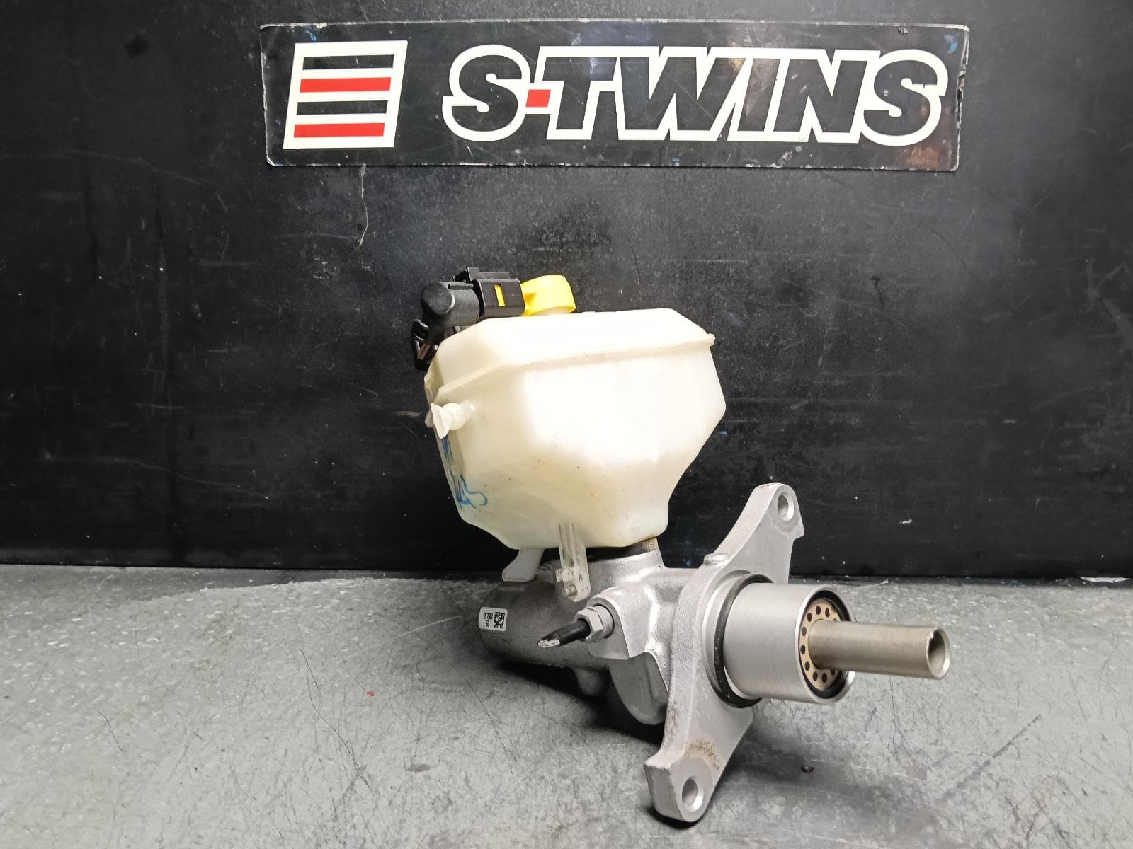 Used auto part listing image: 2018 VOLKSWAGEN AMAROK MASTER CYLINDER 2H, 02/11-09/22 0000406805
