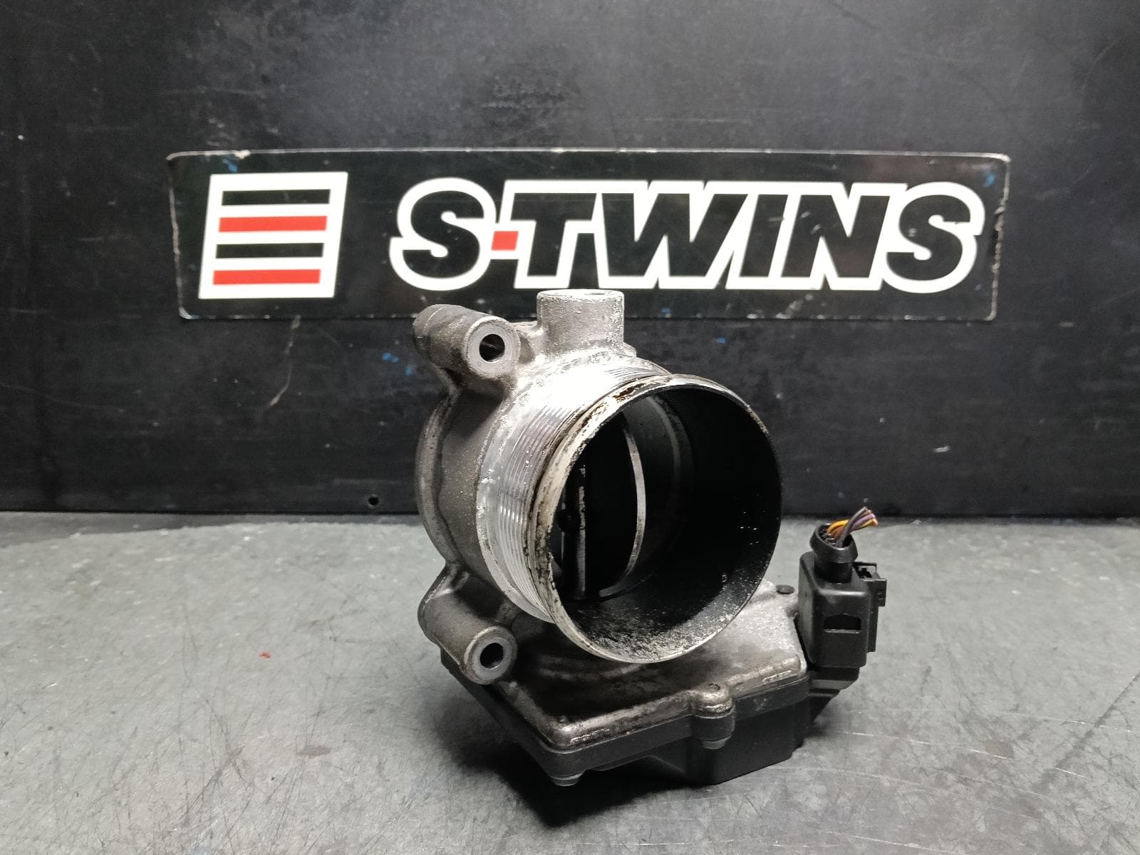 Used auto part listing image: 2018 VOLKSWAGEN AMAROK THROTTLE BODY 2.0, DIESEL, VDO P/N 03L128063S, 2H, 10/10-09/22 0000406807