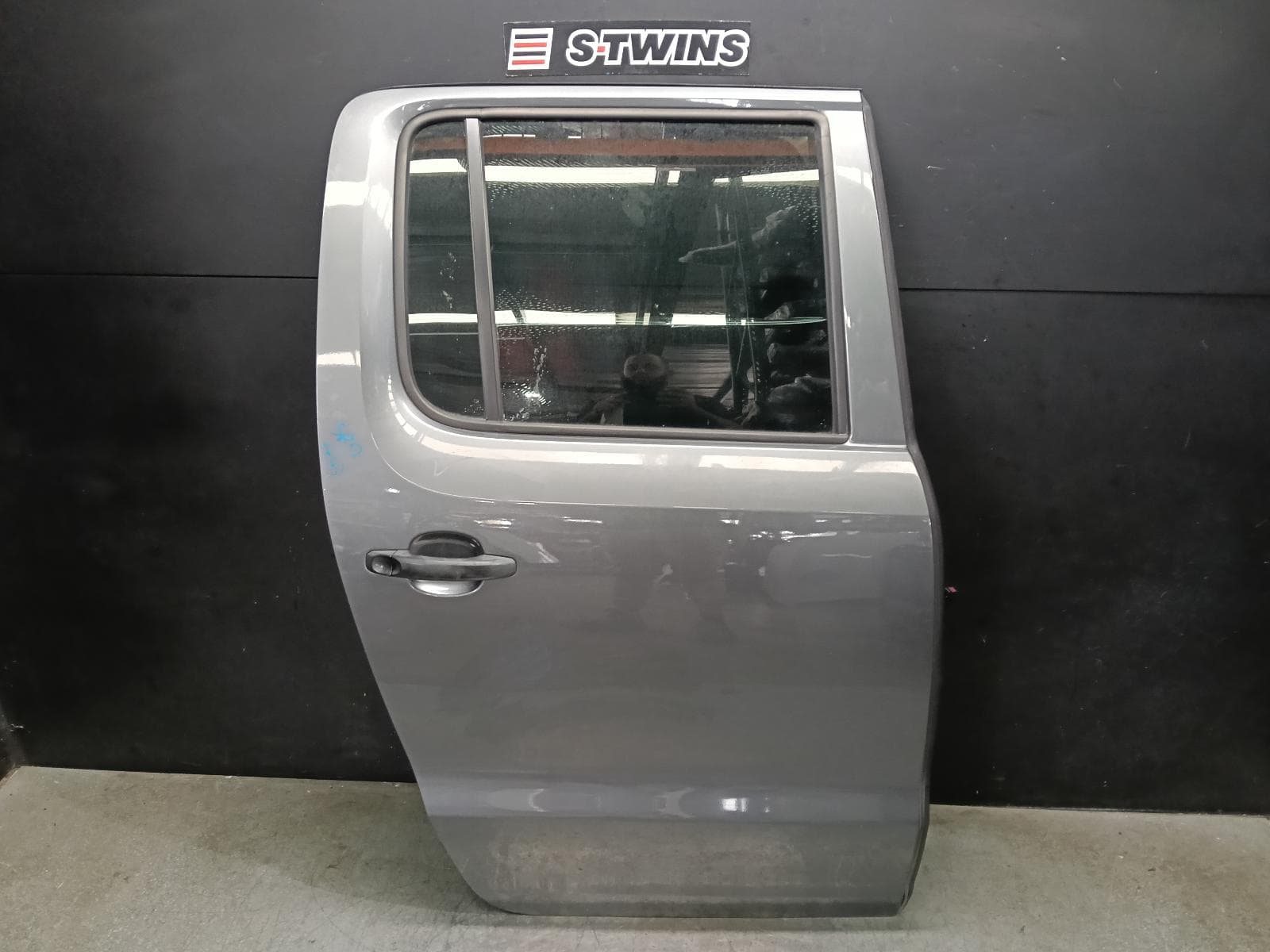 Used auto part listing image: 2018 VOLKSWAGEN AMAROK RIGHT REAR DOOR SLIDING 2H, DUAL CAB, 10/10-09/22 0000406814