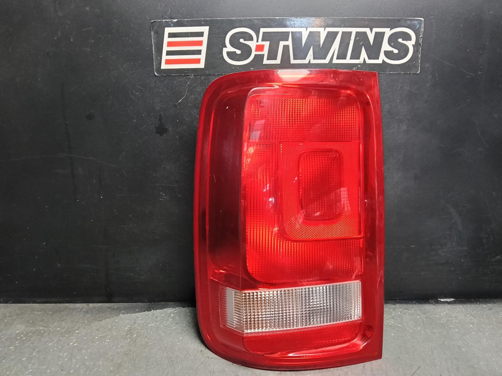 Used auto part listing image: 2018 VOLKSWAGEN AMAROK LEFT TAILLIGHT 2H, IN BODY, NON TINTED TYPE, 10/10-09/22 0000406819
