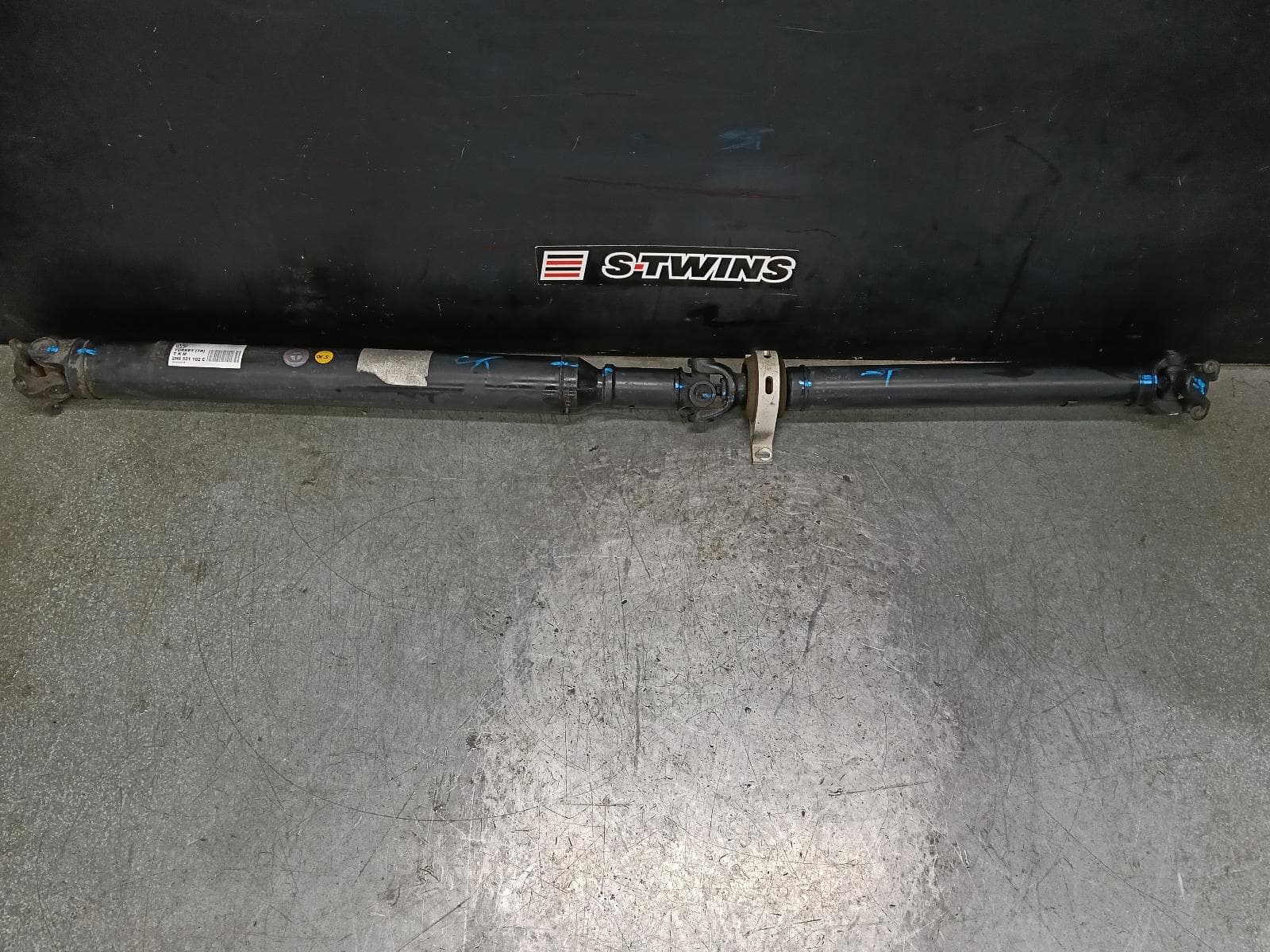 Used auto part listing image: 2018 VOLKSWAGEN AMAROK REAR PROP SHAFT AUTO/MANUAL T/M, 4WD, 1690mm, 2H, 10/10-09/22 0000406821