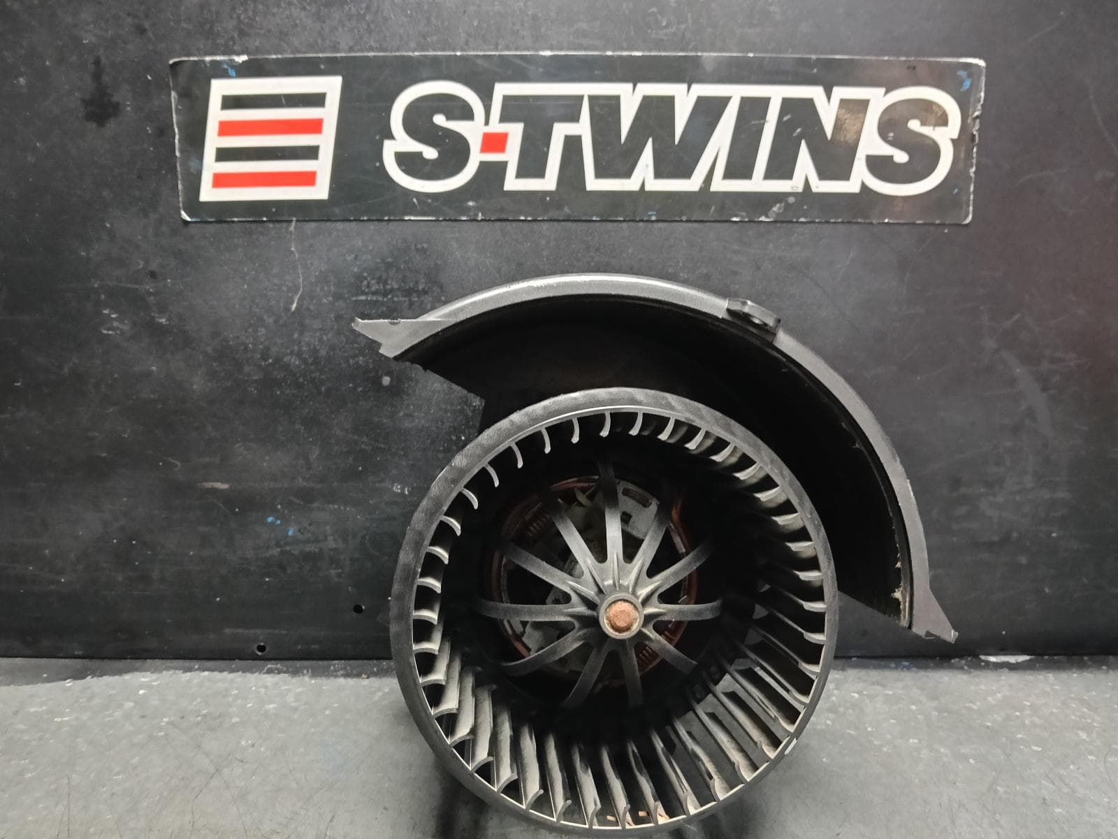 Used auto part listing image: 2018 VOLKSWAGEN AMAROK HEATER FAN MOTOR FRONT, 2H, 10/10-09/22 0000406822