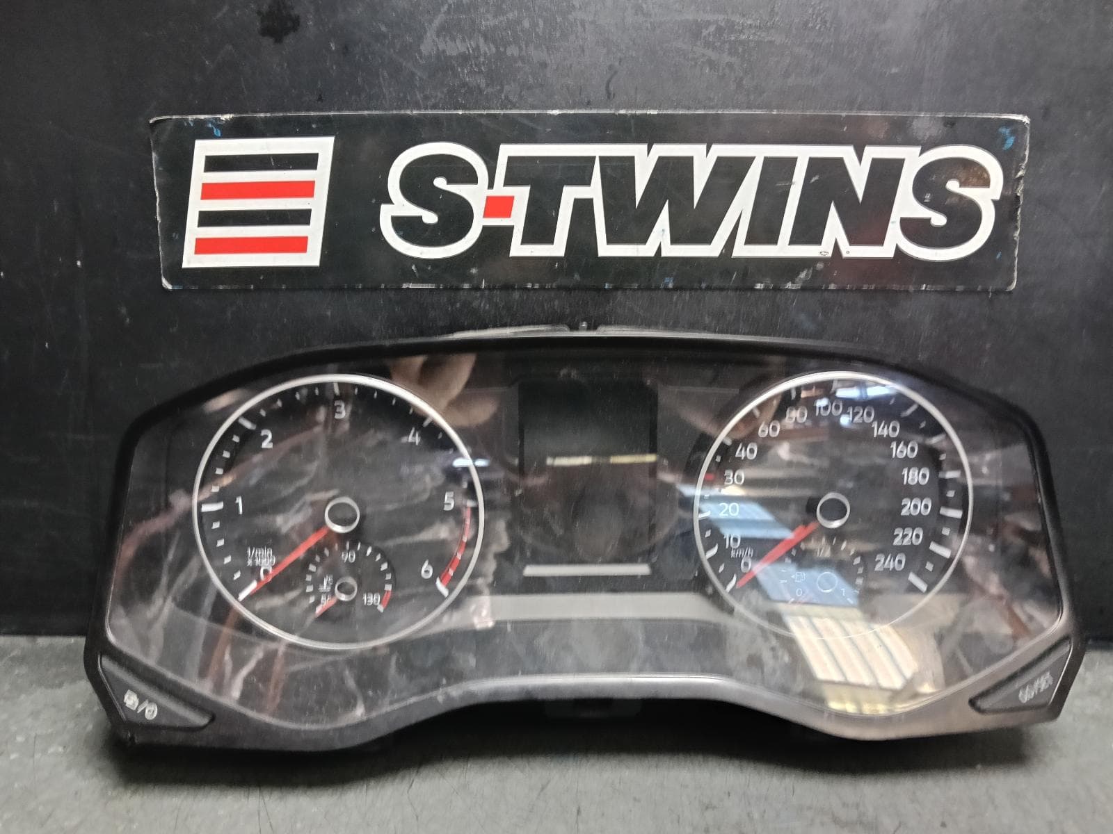 Used auto part listing image: 2018 VOLKSWAGEN AMAROK INSTRUMENTCLUSTER DIESEL, AUTO T/M, 2H, 06/16-09/22 0000406823