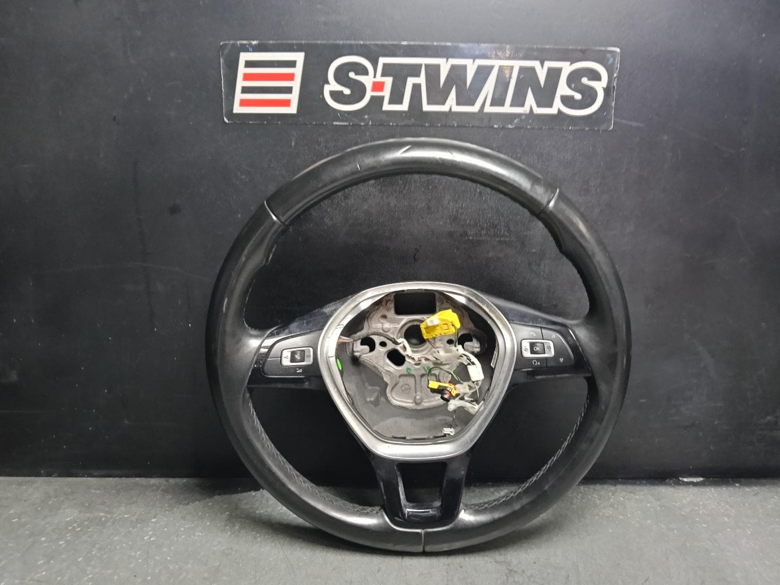 Used auto part listing image: 2018 VOLKSWAGEN AMAROK STEERING WHEEL LEATHER, 2H, MULTI-FUNCTION TYPE (TWIN SWITCH), 11/16-09/22 0000406824