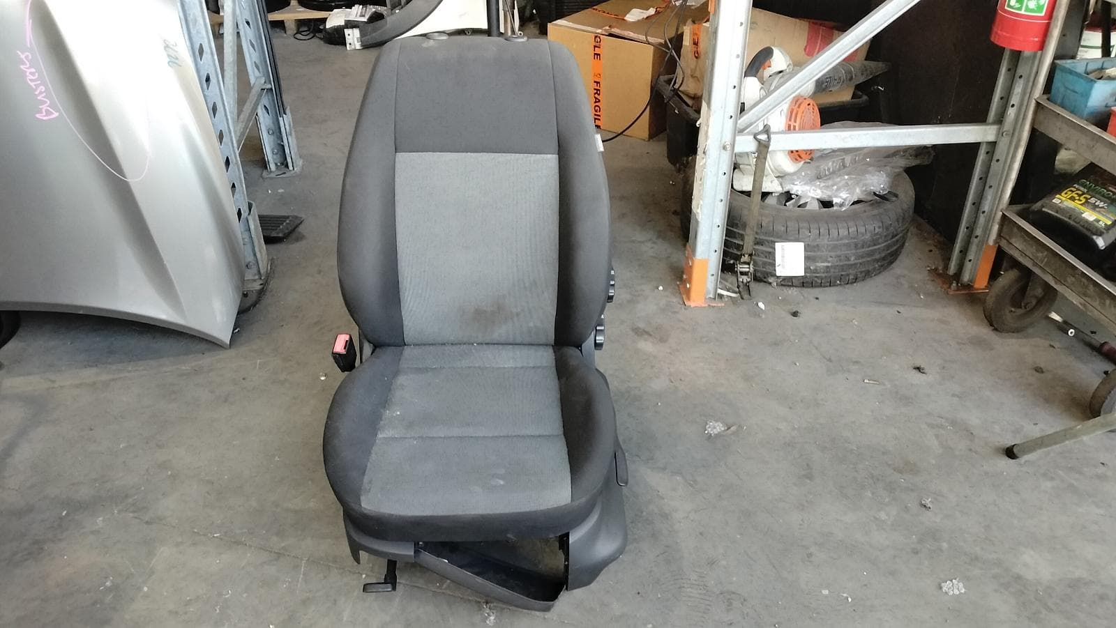 Used auto part listing image: 2018 VOLKSWAGEN AMAROK FRONT SEAT LH FRONT, 2H, CLOTH, BLACK/DARK GREY, 06/16-09/22 0000384255