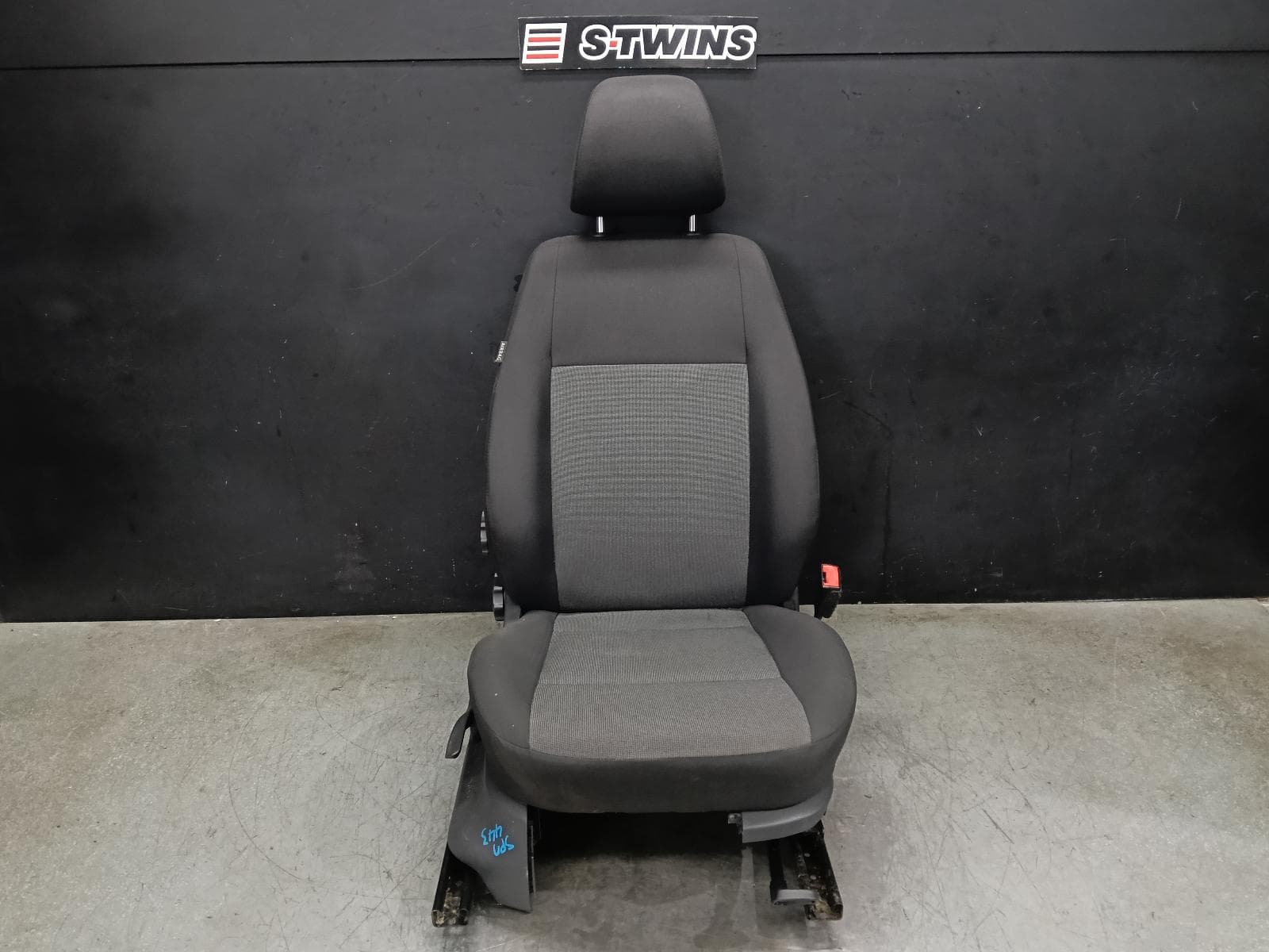 Used auto part listing image: 2018 VOLKSWAGEN AMAROK FRONT SEAT RH FRONT, 2H, CLOTH, BLACK/DARK GREY, 06/16-09/22 0000406826