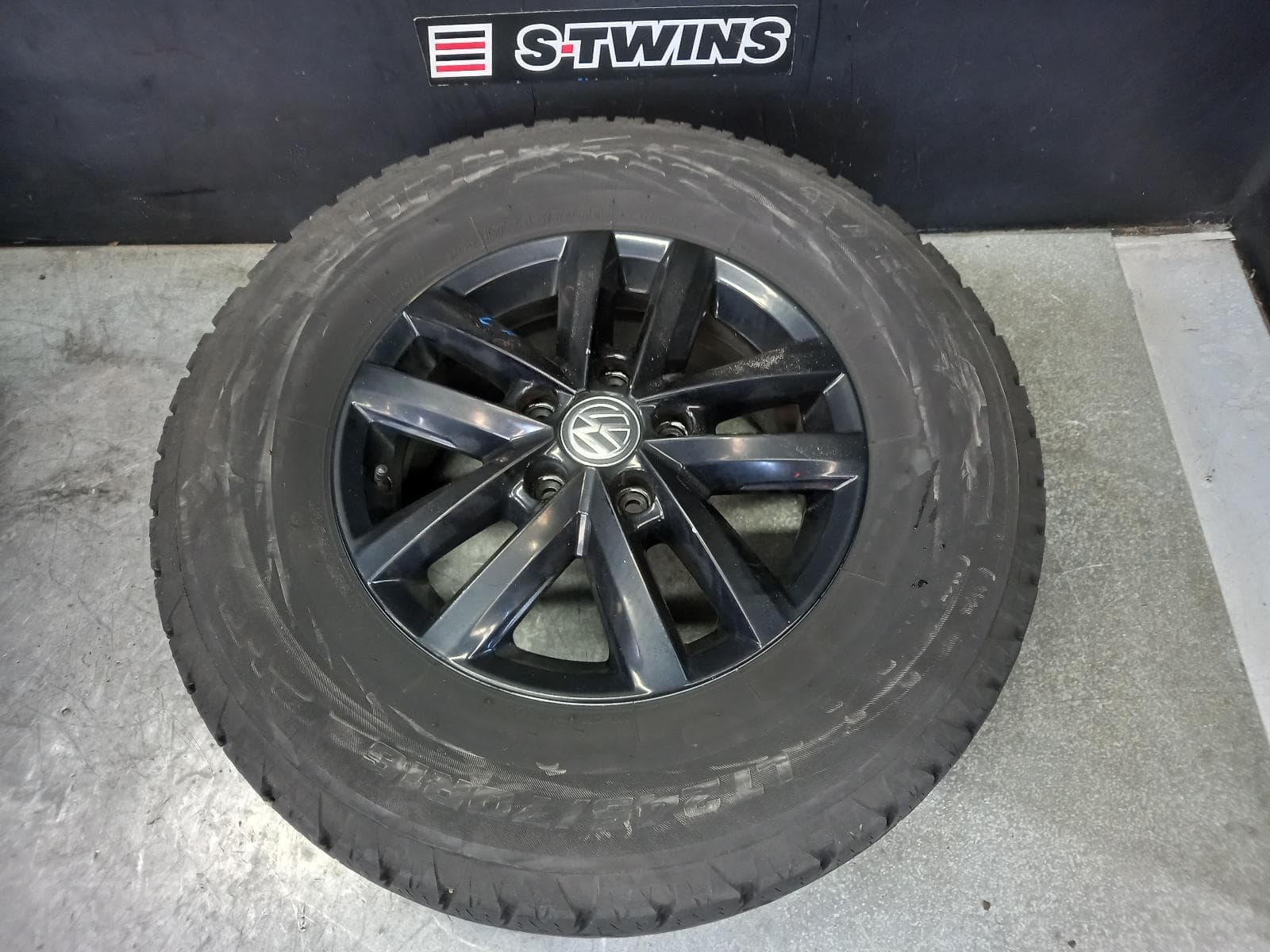 Used auto part listing image: 2018 VOLKSWAGEN AMAROK WHEEL MAG FACTORY, 16X6.5IN, KORAMA, 2H, 05/15-09/22 0000401403