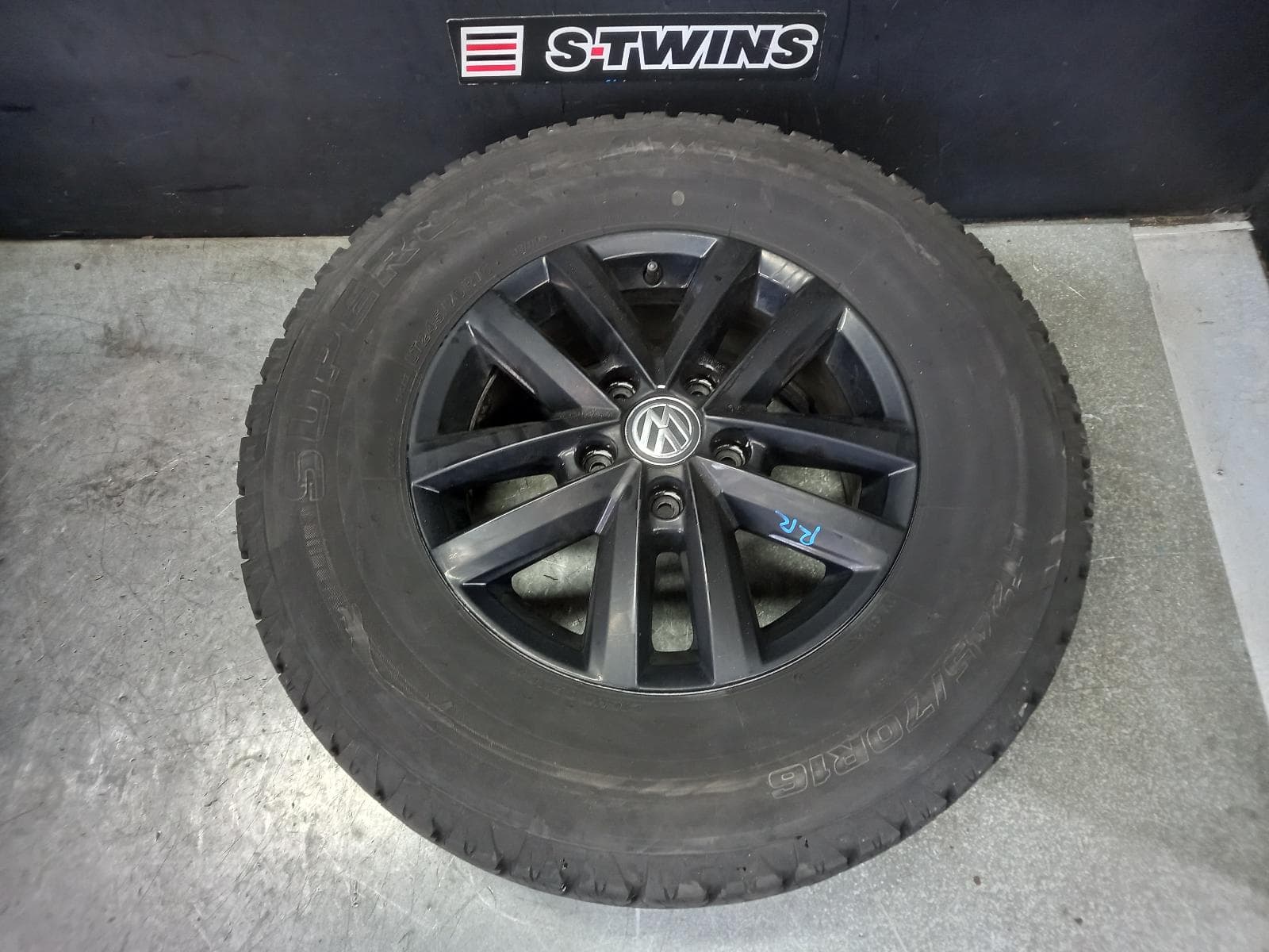 Used auto part listing image: 2018 VOLKSWAGEN AMAROK WHEEL MAG FACTORY, 16X6.5IN, KORAMA, 2H, 05/15-09/22 0000399290