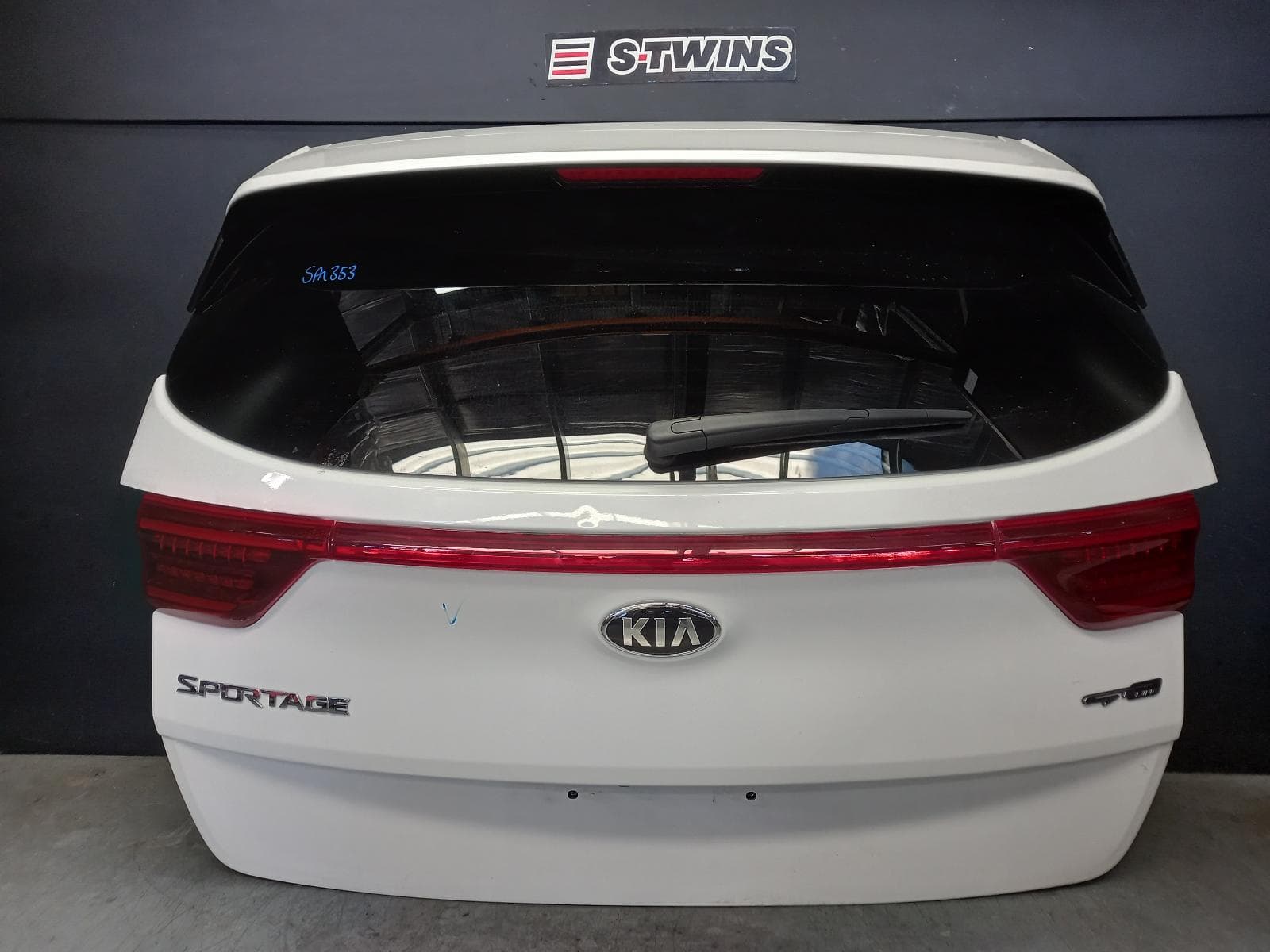 Used auto part listing image: 2020 KIA SPORTAGE BOOTLID TAILGATE TAILGATE, QL, W/ POWER LIFTGATE TYPE, 10/15-08/21 0000393244