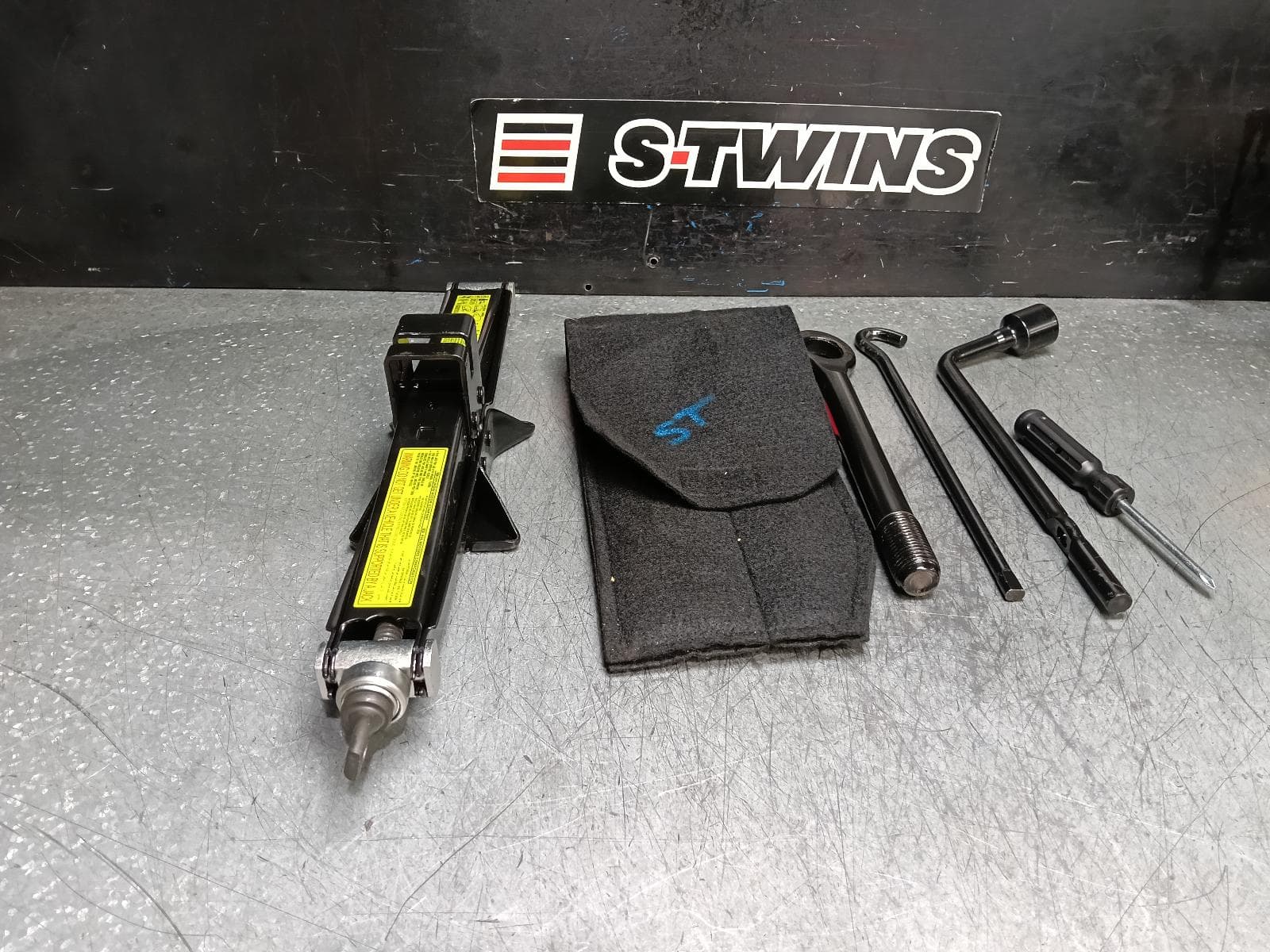Used auto part listing image: 2020 KIA SPORTAGE JACK TOOL KIT QL, 10/15-08/21 0000393274