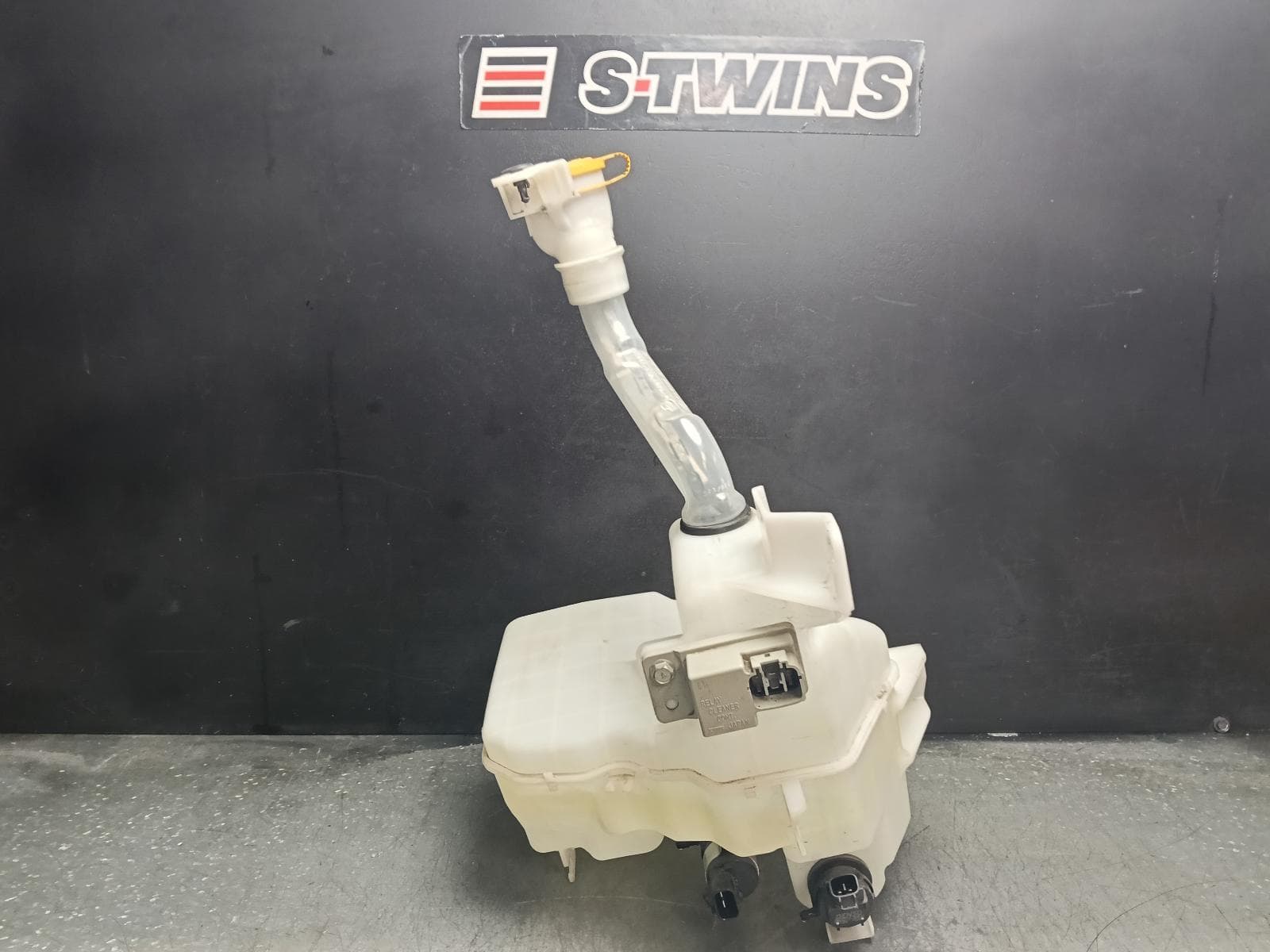 Used auto part listing image: 2016 TOYOTA 86 WASHER BOTTLE ZN6, W/ H/LAMP WASHERS TYPE, 04/12-09/21 0000407952