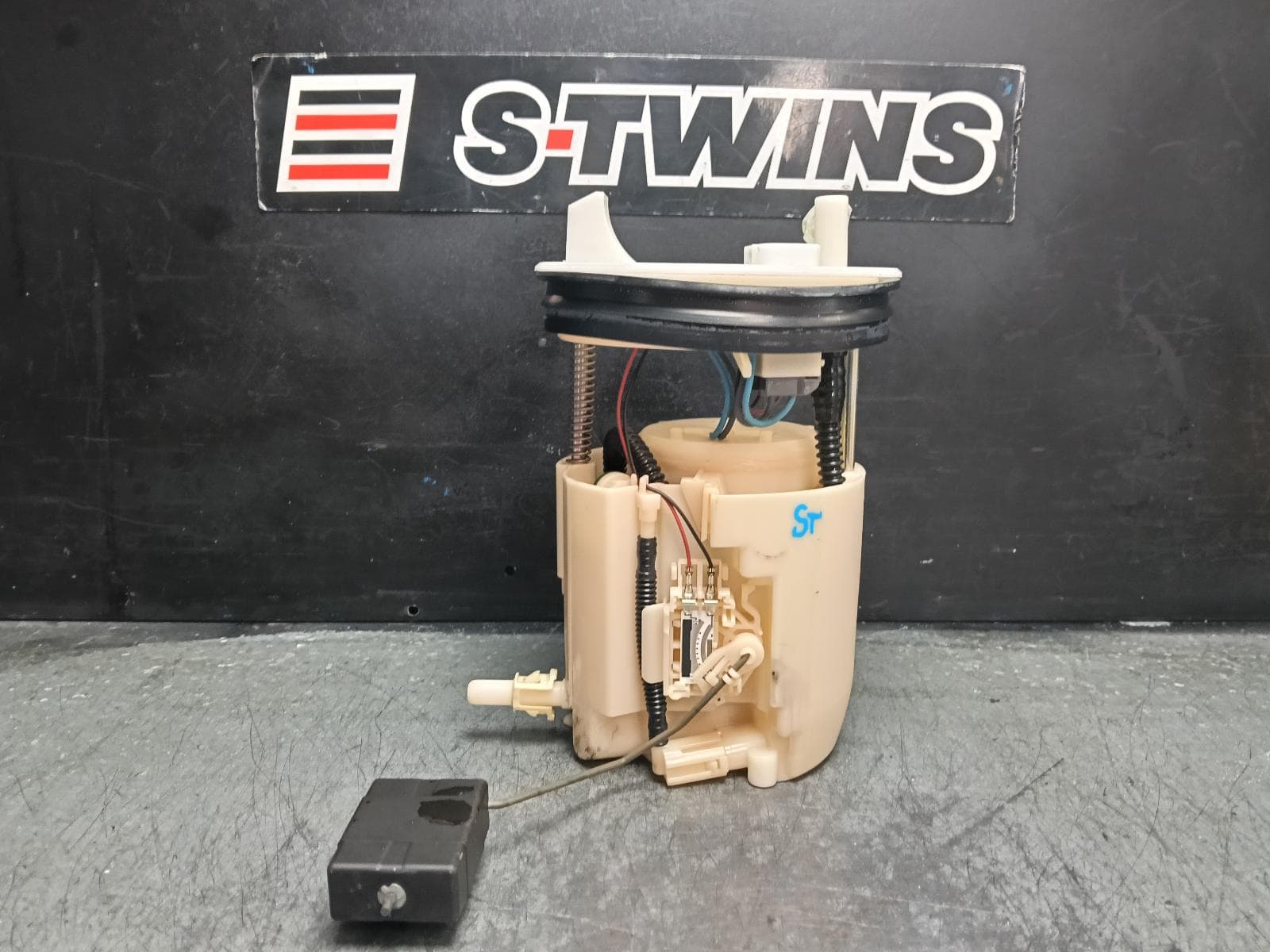 Used auto part listing image: 2016 TOYOTA 86 FUEL PUMP ZN6, 04/12-09/21 0000407954