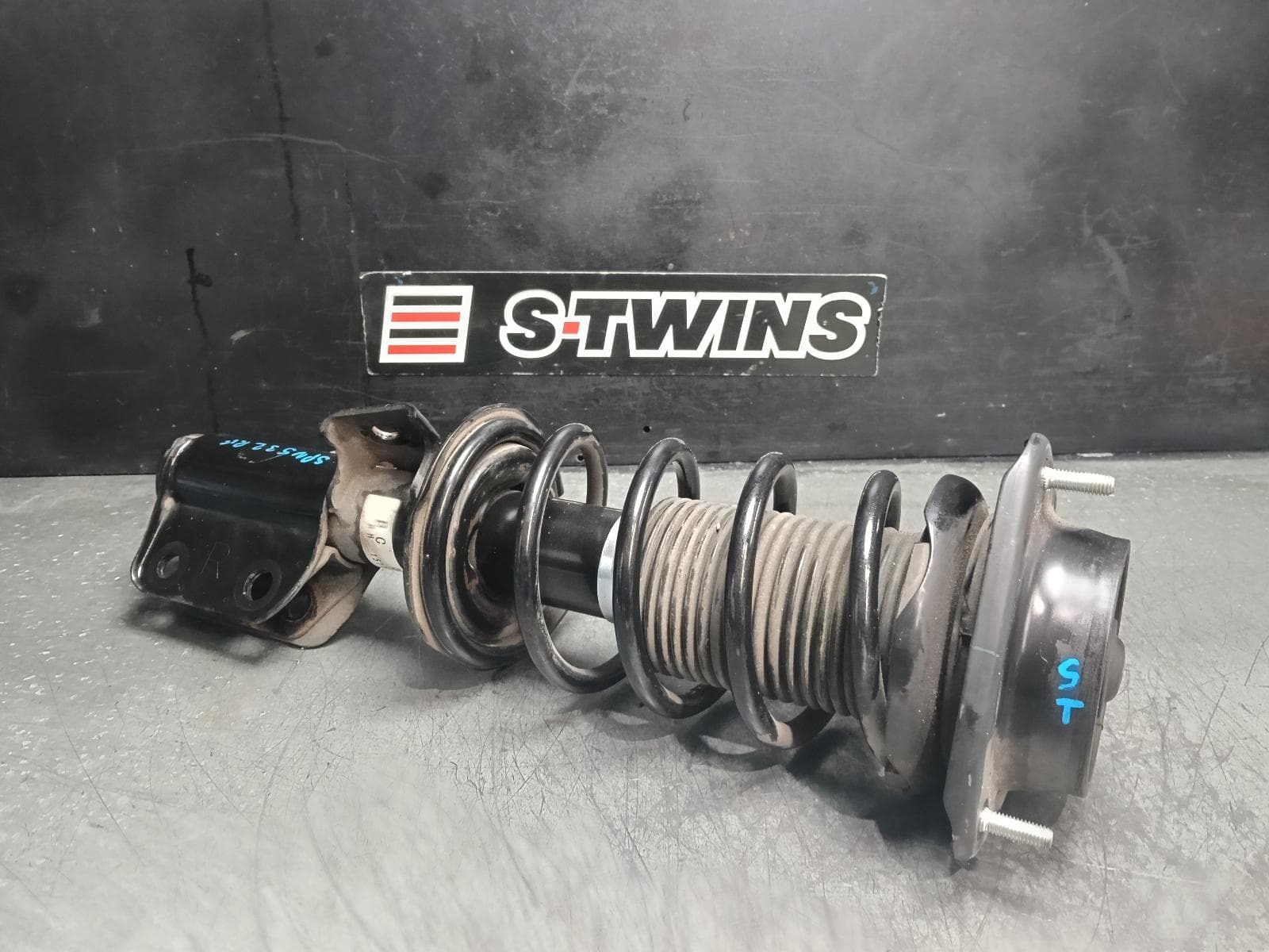 Used auto part listing image: 2016 TOYOTA 86 RIGHT FRONT STRUT ZN6, GTS, 04/12-09/21 0000407962