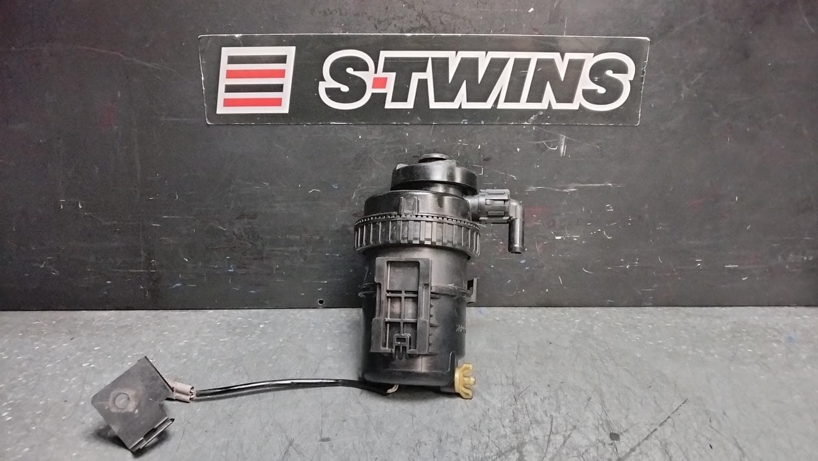 Used auto part listing image: 2022 MITSUBISHI TRITON FUEL FILTER HOUSING MQ-MR, HAND PRIMER PUMP ASSEMBLY, DIESEL, 2.4, 4N15, 03/15-10/23 0000397699