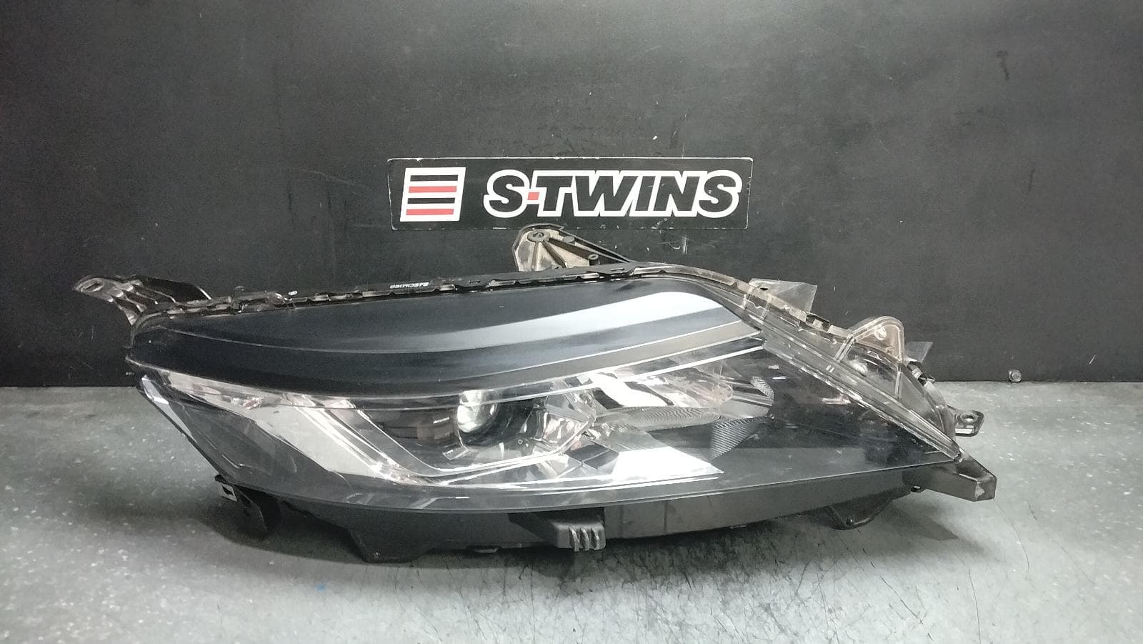 Used auto part listing image: 2022 MITSUBISHI TRITON RIGHT HEADLAMP MR, HALOGEN TYPE, 11/18-10/23 0000397702