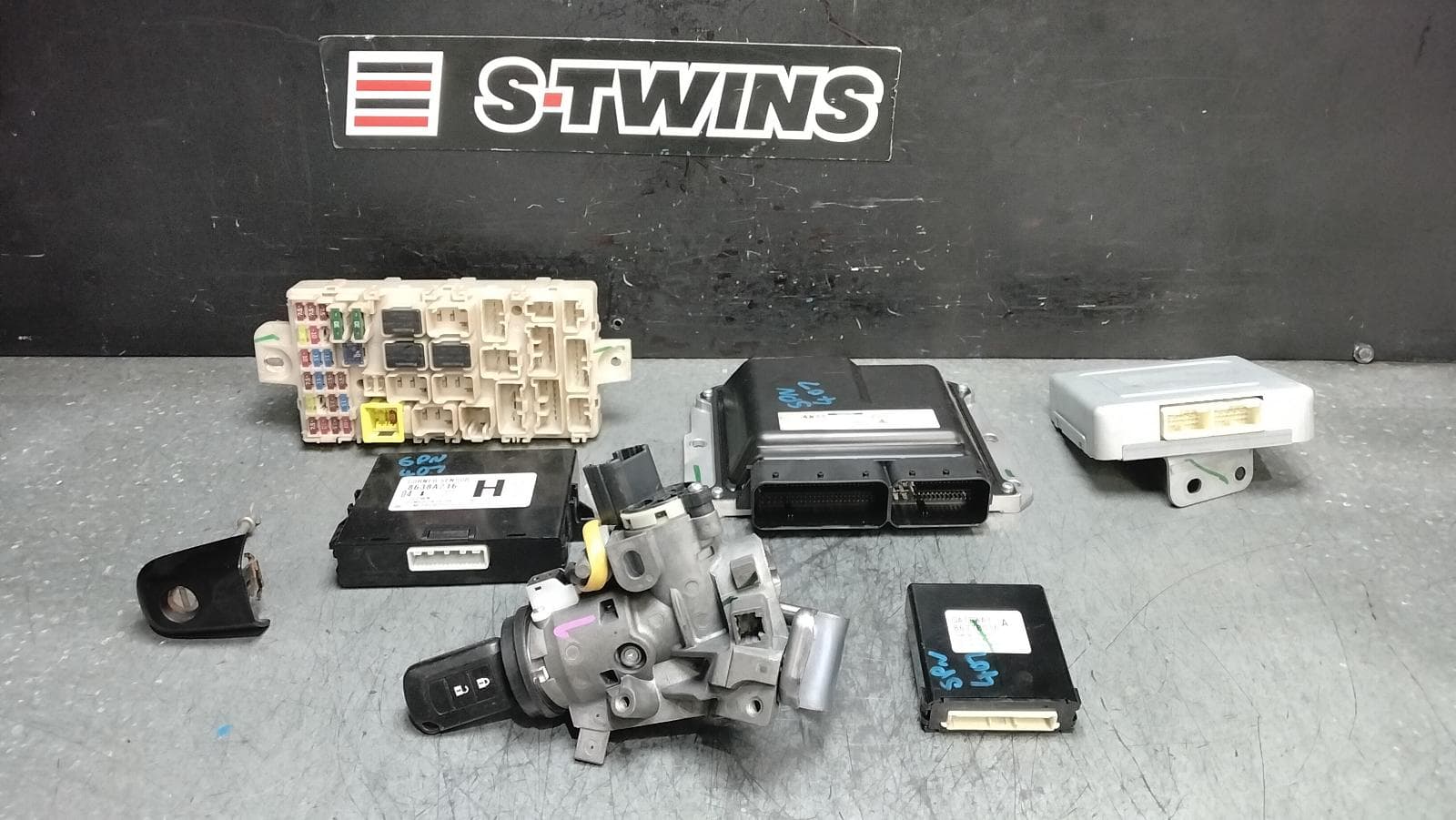 Used auto part listing image: 2022 MITSUBISHI TRITON ENGINE ECU, 2.4, DIESEL, 4N15, AUTO T/M, P/N 1860D281, SEC SET (ECU/IMM/READER/KEY), MR, 11/18-10/23 0000397712