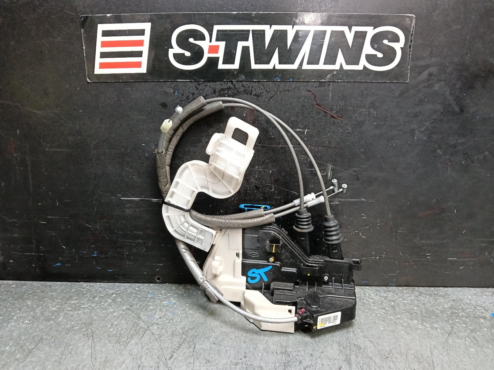 Used auto part listing image: 2016 HYUNDAI SANTA FE DOOR BOOT GATE LOCK RIGHT REAR DOOR LOCK, DM, 06/12-02/18 0000397902