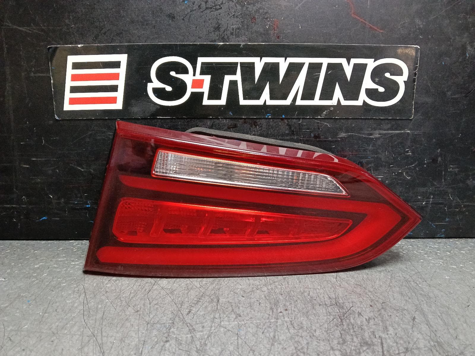 Used auto part listing image: 2016 HYUNDAI SANTA FE REAR GARNISH TAILGATE LAMP (RH SIDE), DM, LED TYPE, 06/15-02/18 0000397903