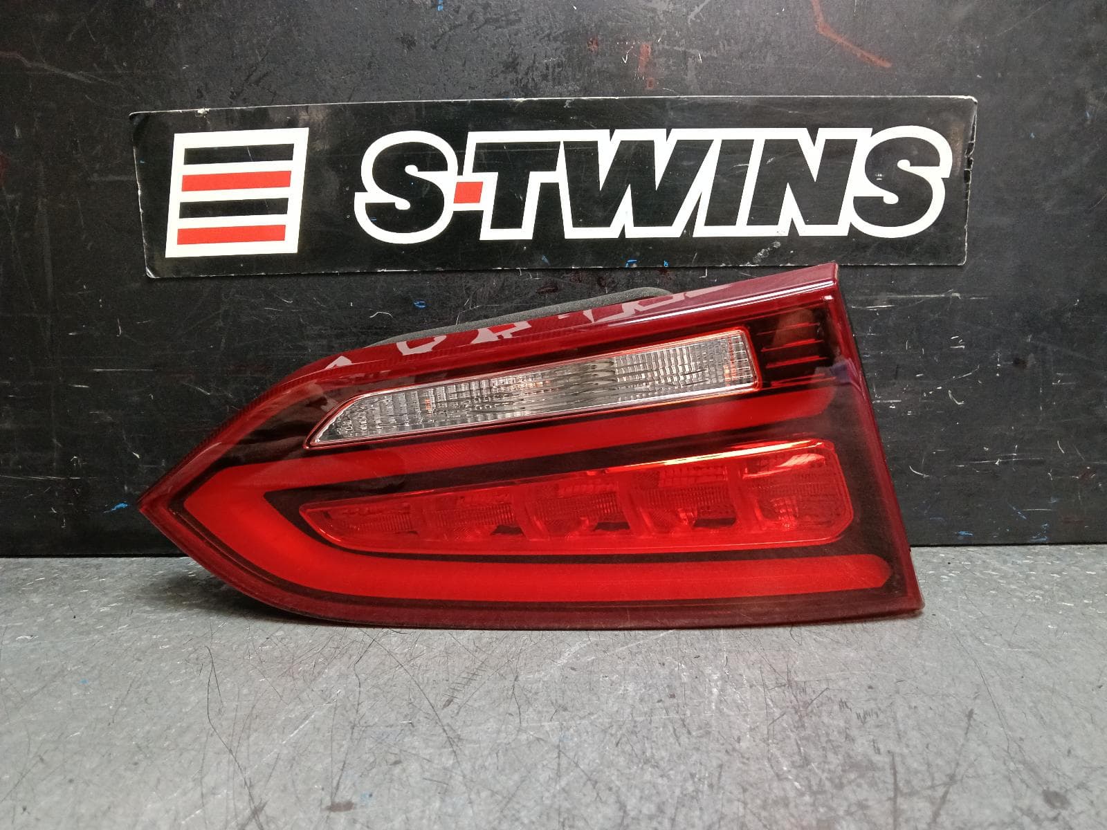 Used auto part listing image: 2016 HYUNDAI SANTA FE REAR GARNISH TAILGATE LAMP (LH SIDE), DM, LED TYPE, 06/15-02/18 0000397904