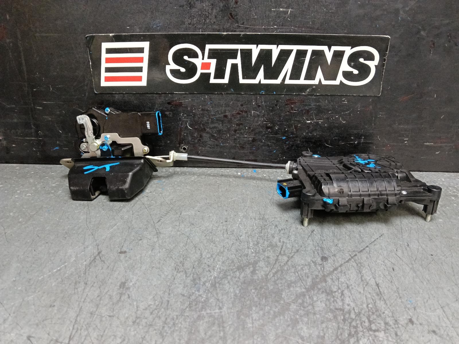 Used auto part listing image: 2016 HYUNDAI SANTA FE DOOR BOOT GATE LOCK TAILGATE LOCK, W/ POWER LIFTGATE TYPE, DM, 06/15-02/18 0000397905