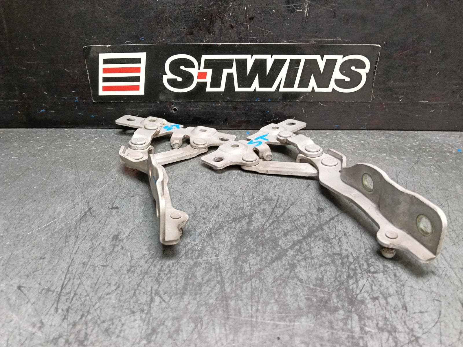 Used auto part listing image: 2016 HYUNDAI SANTA FE BONNET HINGE STRUT STRUTS (PAIR), DM, 06/12-02/18 0000397912