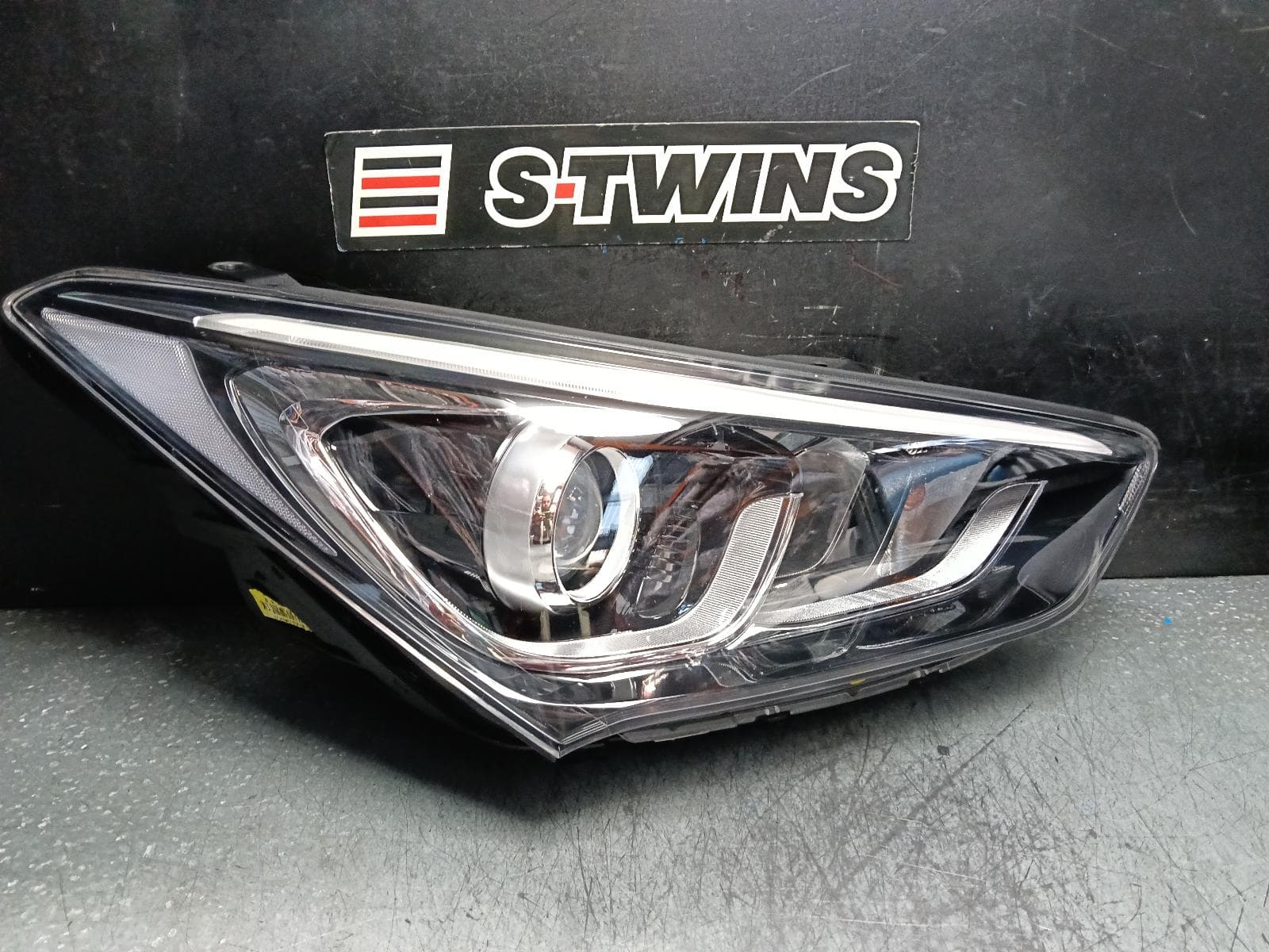 Used auto part listing image: 2016 HYUNDAI SANTA FE RIGHT HEADLAMP DM, XENON TYPE, 06/15-02/18 0000397913