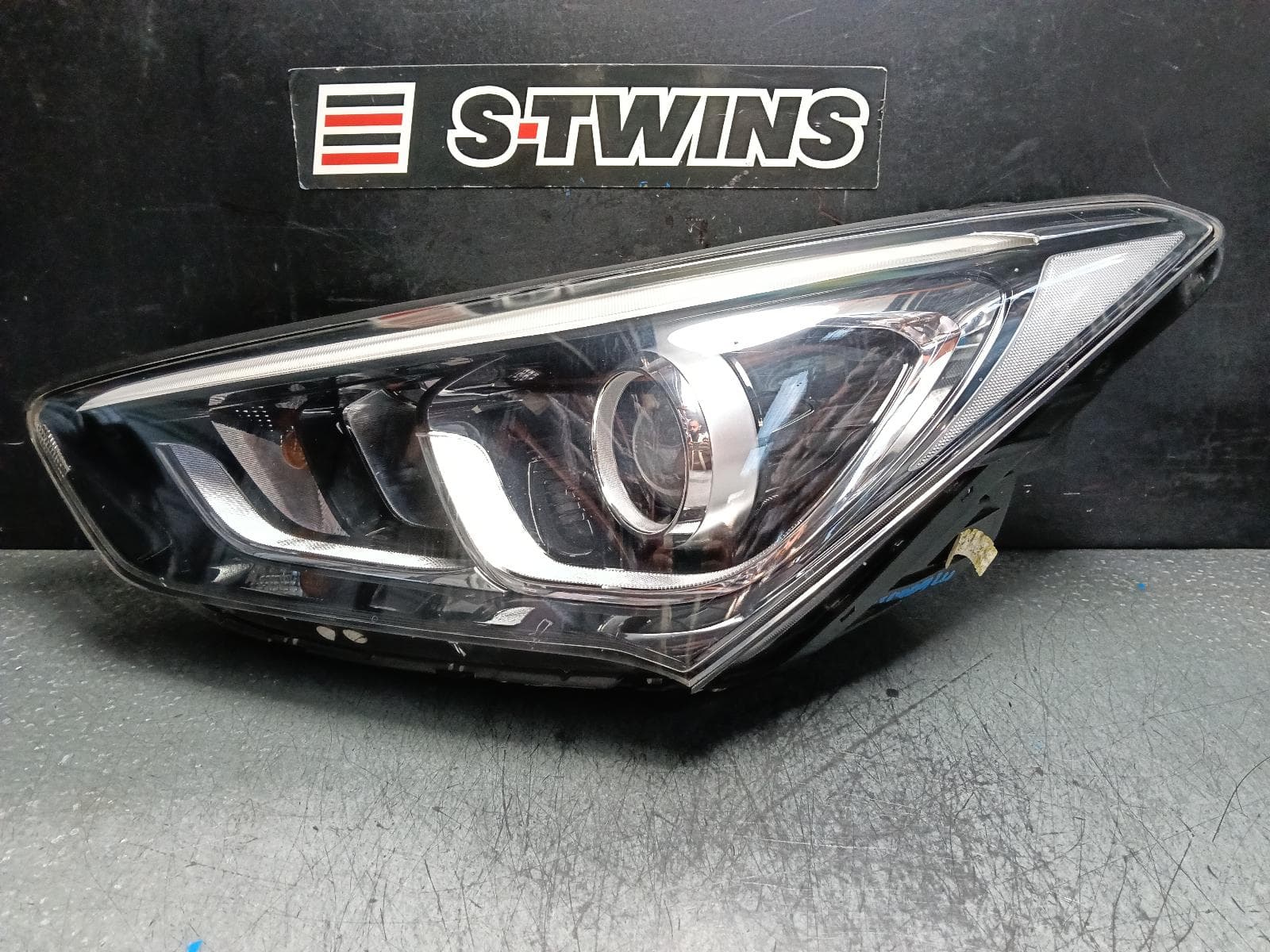 Used auto part listing image: 2016 HYUNDAI SANTA FE LEFT HEADLAMP DM, XENON TYPE, 06/15-02/18 0000397916